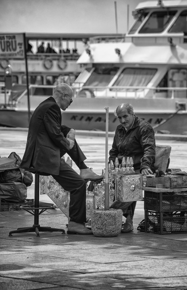Sony 75-300mm F4.5-5.6 sample photo. Shoe polisher photography