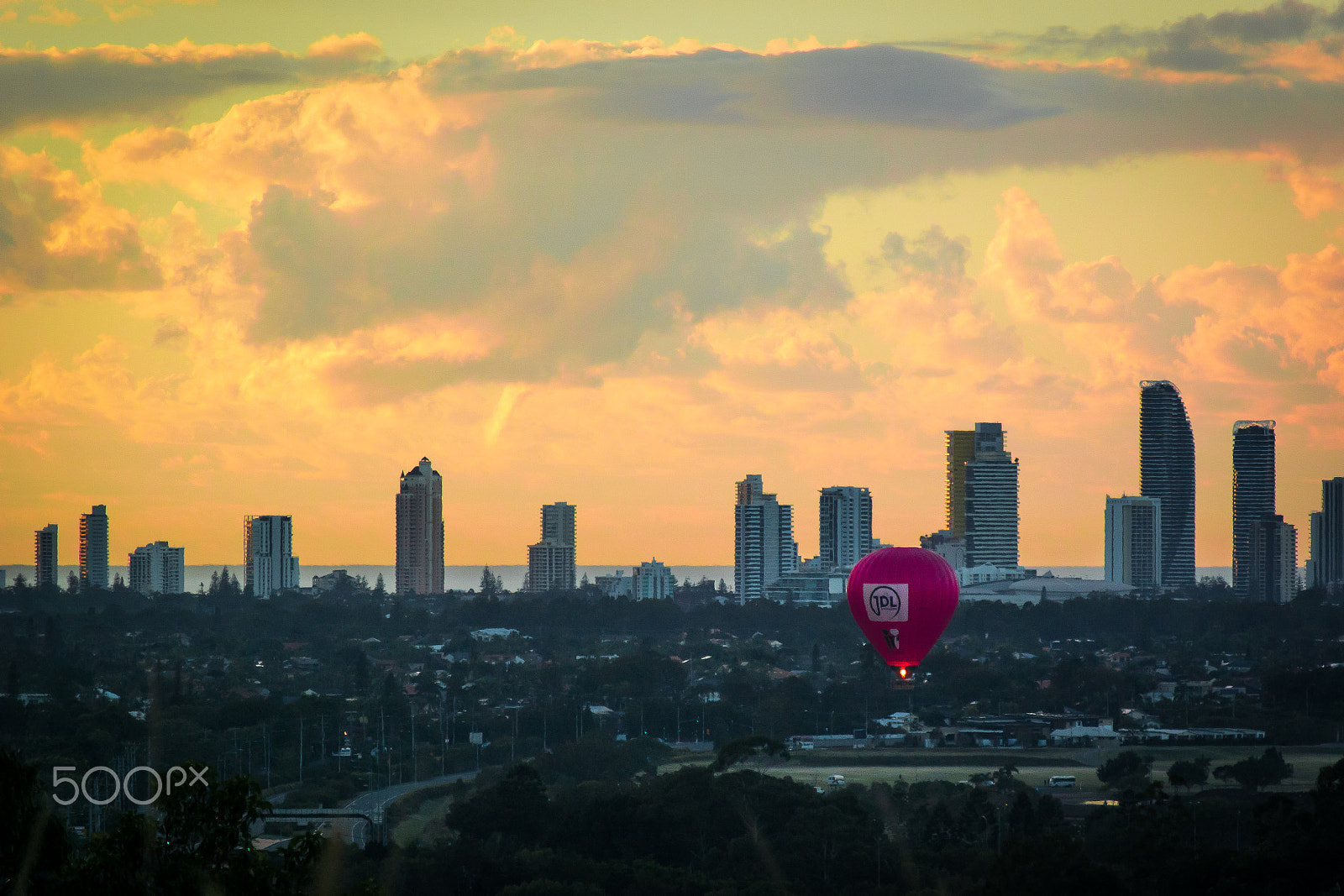 Nikon 1 Nikkor VR 30-110mm F3.8-5.6 sample photo. Balloon coming in for landing photography
