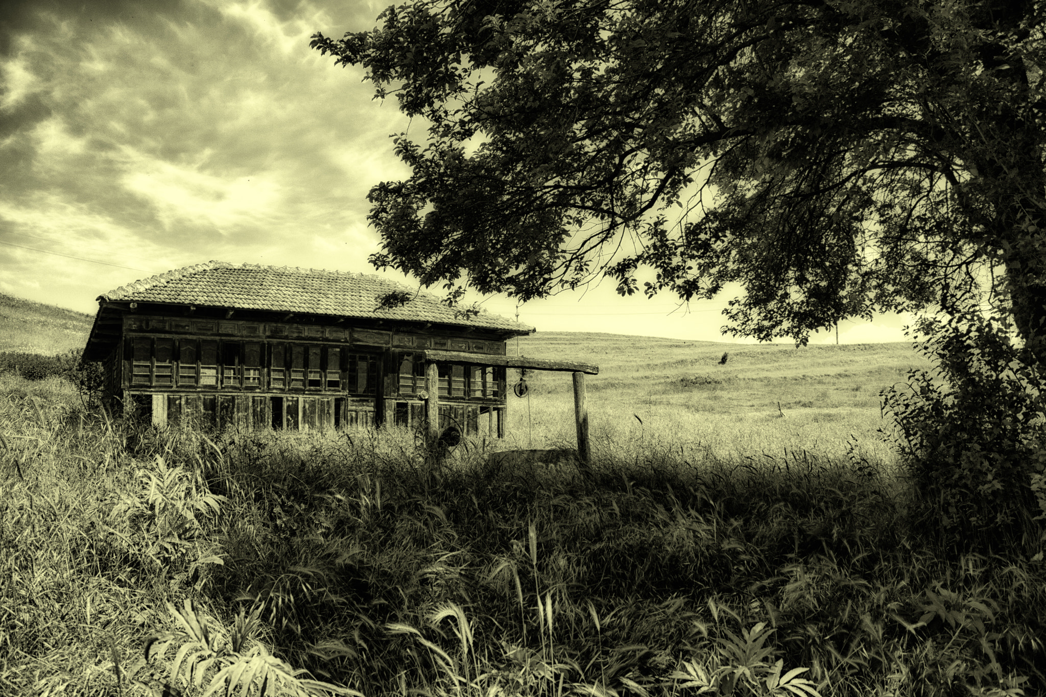 Canon EOS 750D (EOS Rebel T6i / EOS Kiss X8i) sample photo. The house on the hill photography