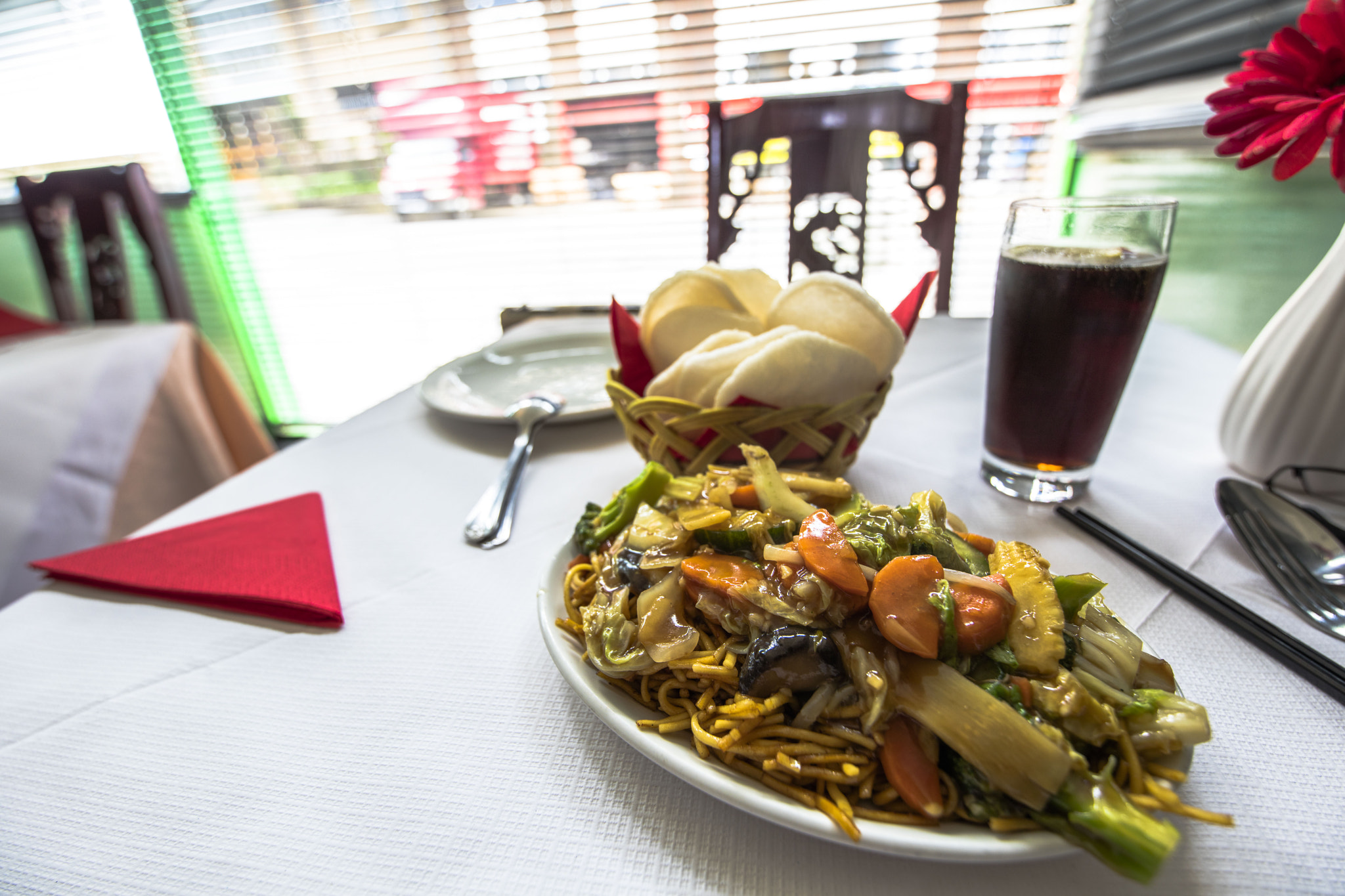 Canon EOS 5DS R + Canon EF 300mm f/2.8L sample photo. Noodle stir-fry photography