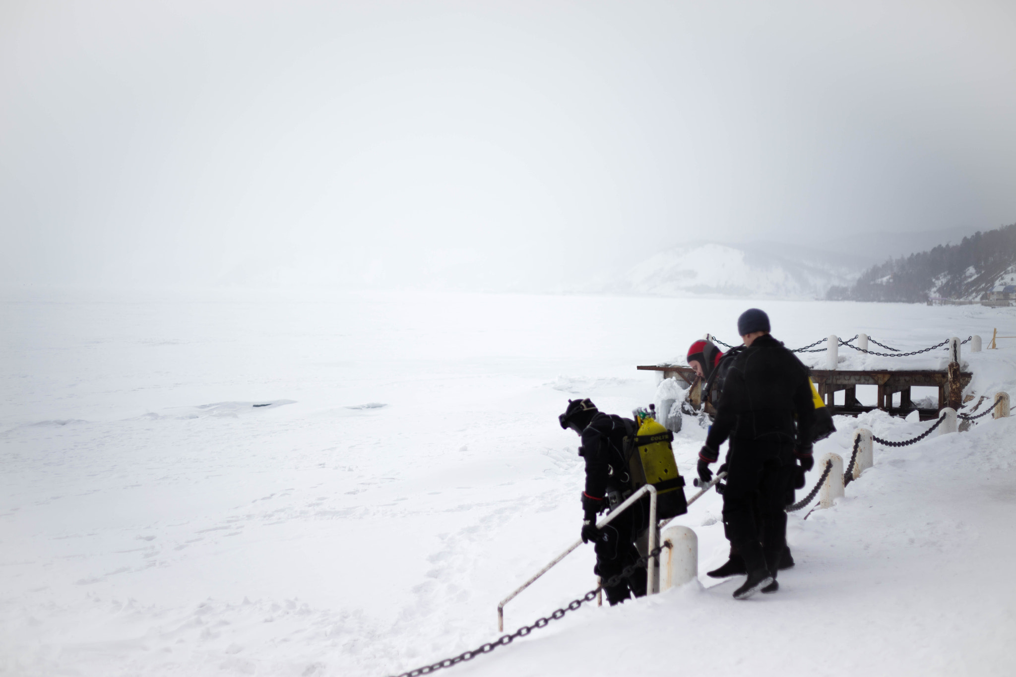 Canon EOS 5DS R + Canon EF 50mm F1.8 II sample photo. Baikal ice-diving photography