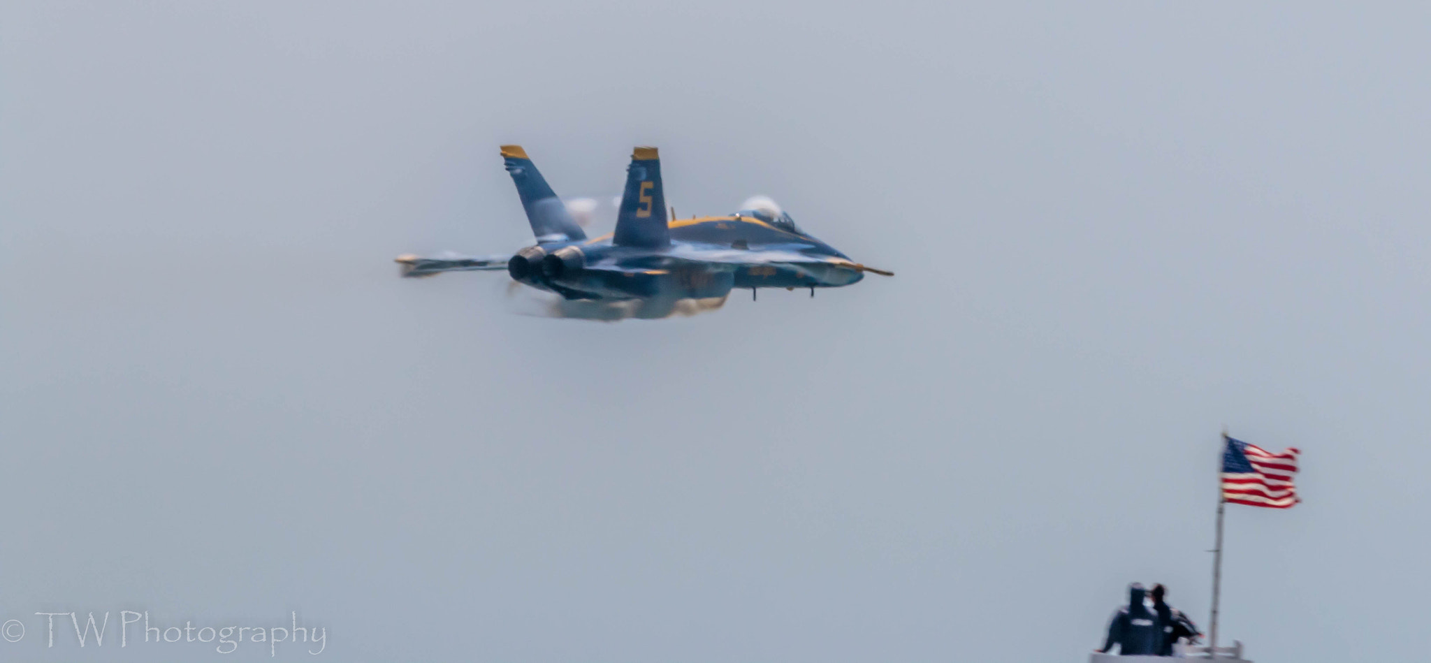 Canon EOS 70D + Canon EF 400mm F5.6L USM sample photo. Fly by photography