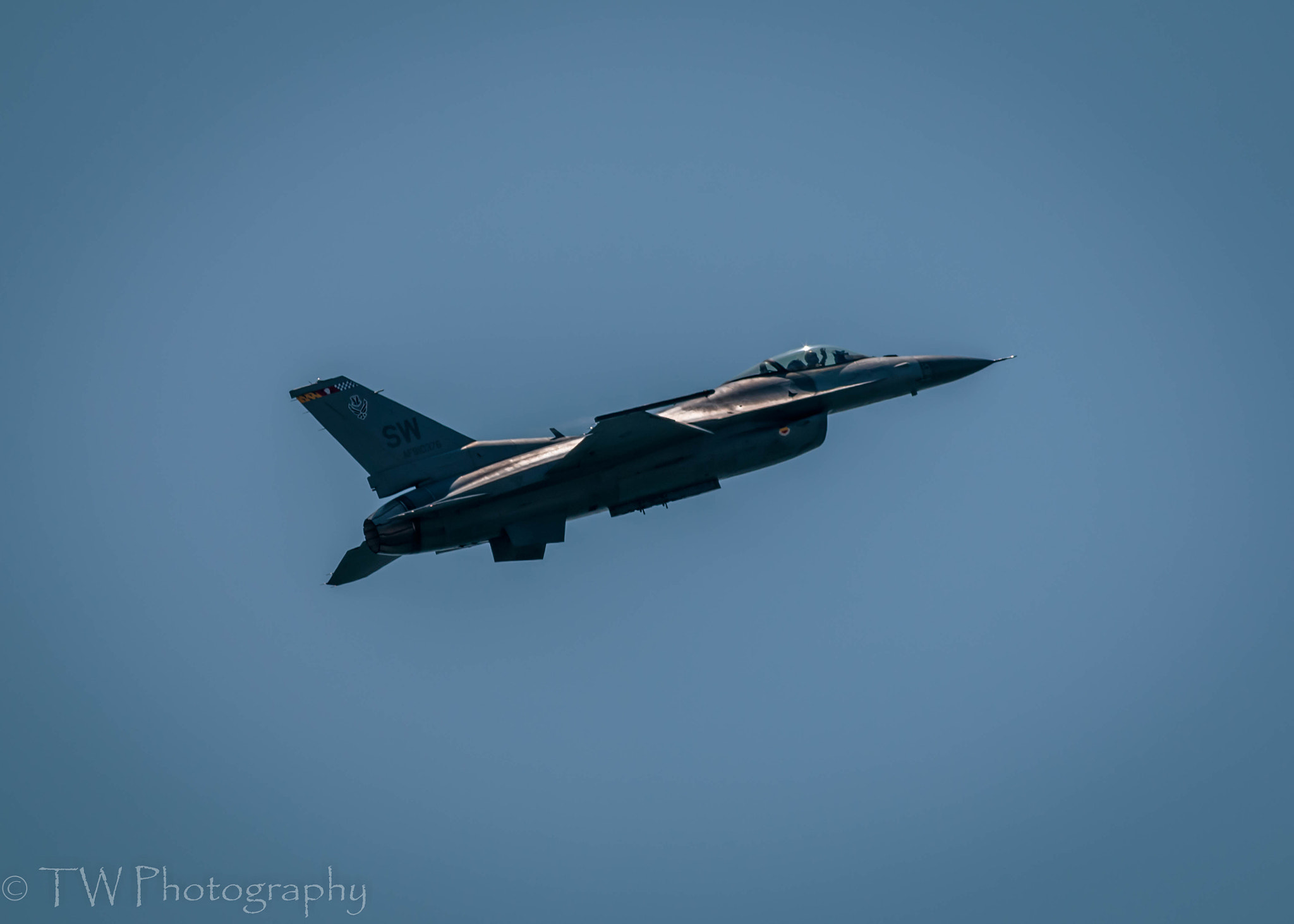 Canon EOS 70D + Canon EF 400mm F5.6L USM sample photo. F-16 pilot waving at specators photography