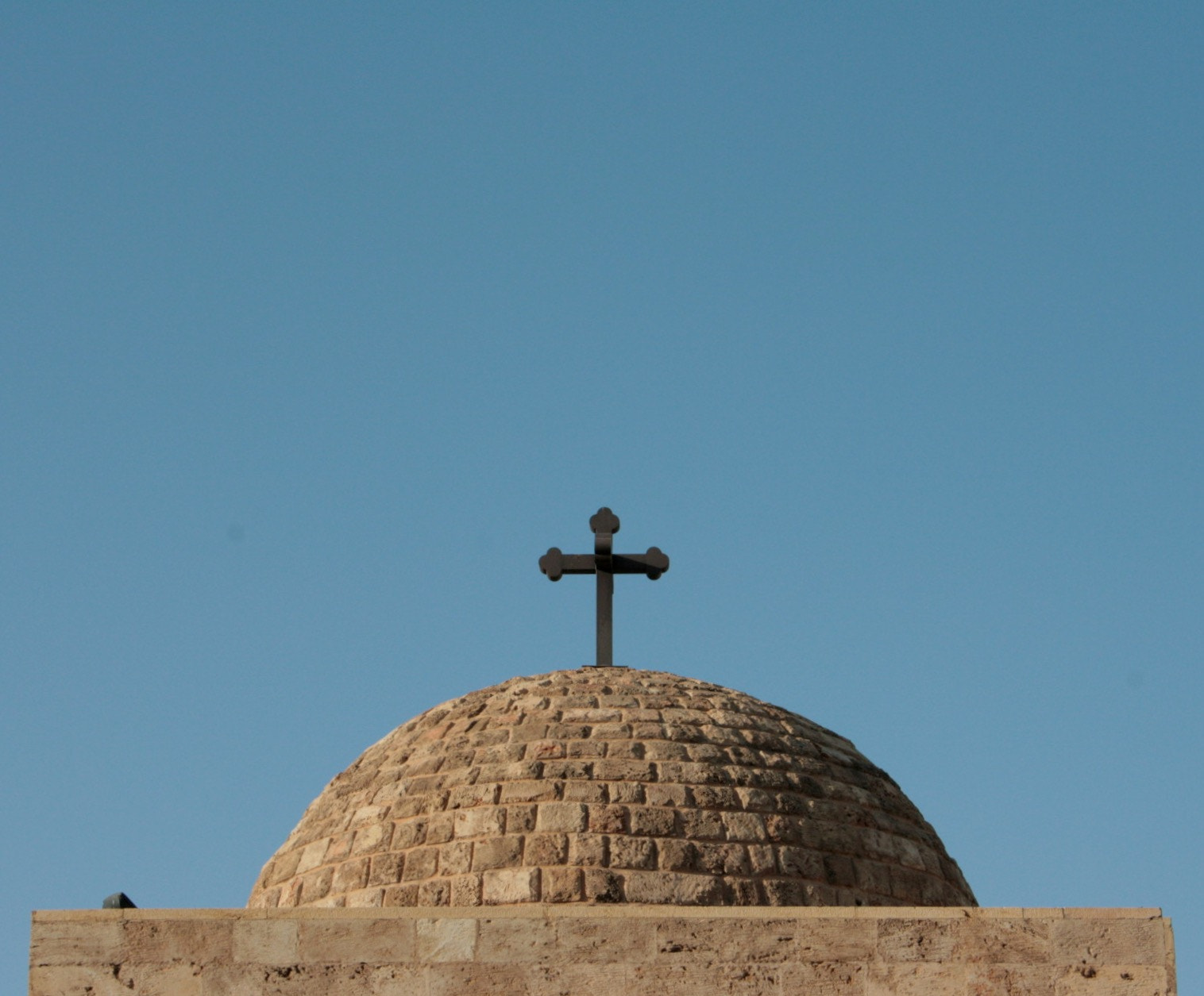 Canon EOS 400D (EOS Digital Rebel XTi / EOS Kiss Digital X) + Canon EF-S 18-55mm F3.5-5.6 sample photo. Small church in the center of beirut. photography