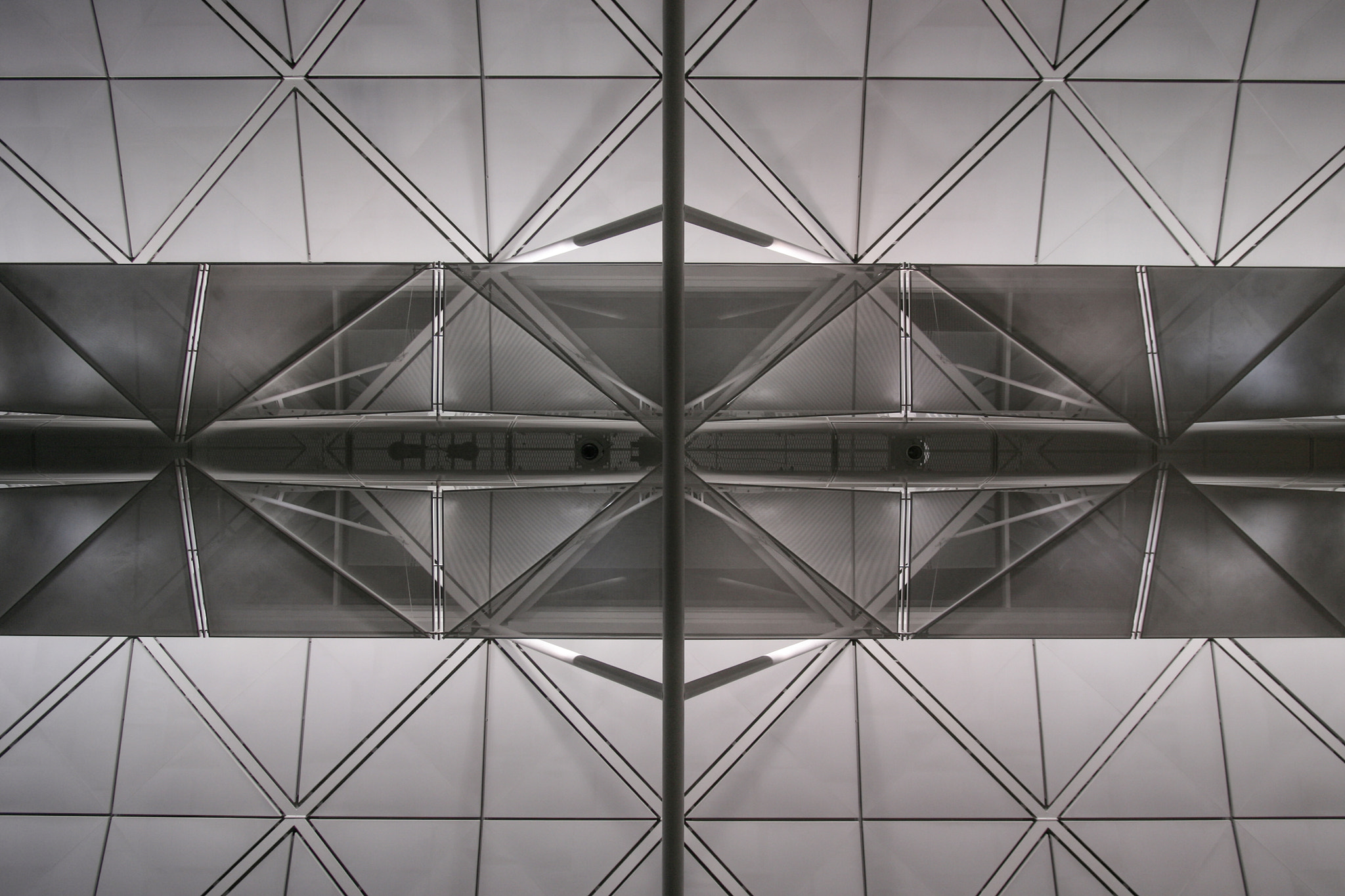 Canon EF-S 10-22mm F3.5-4.5 USM sample photo. Hkg airport photography
