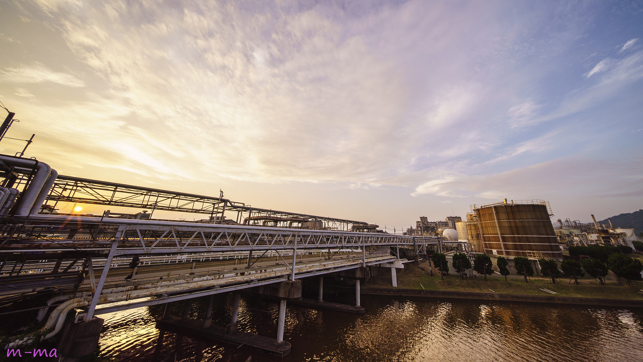 E 10mm F5.6 sample photo. Pipeline dyed in madder photography