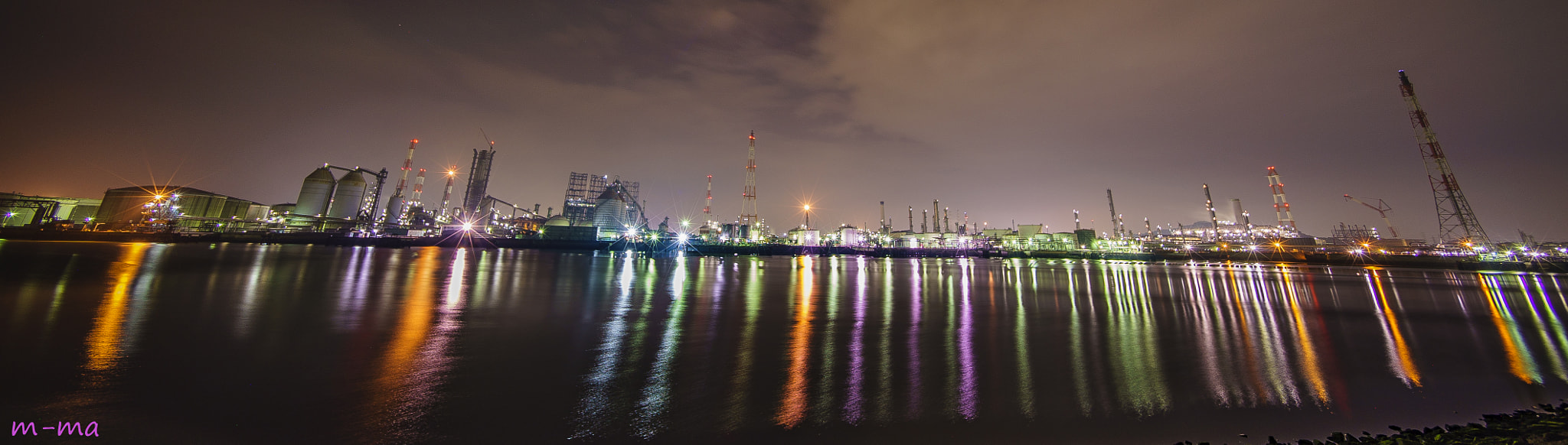 E 10mm F5.6 sample photo. Gleam of factory photography