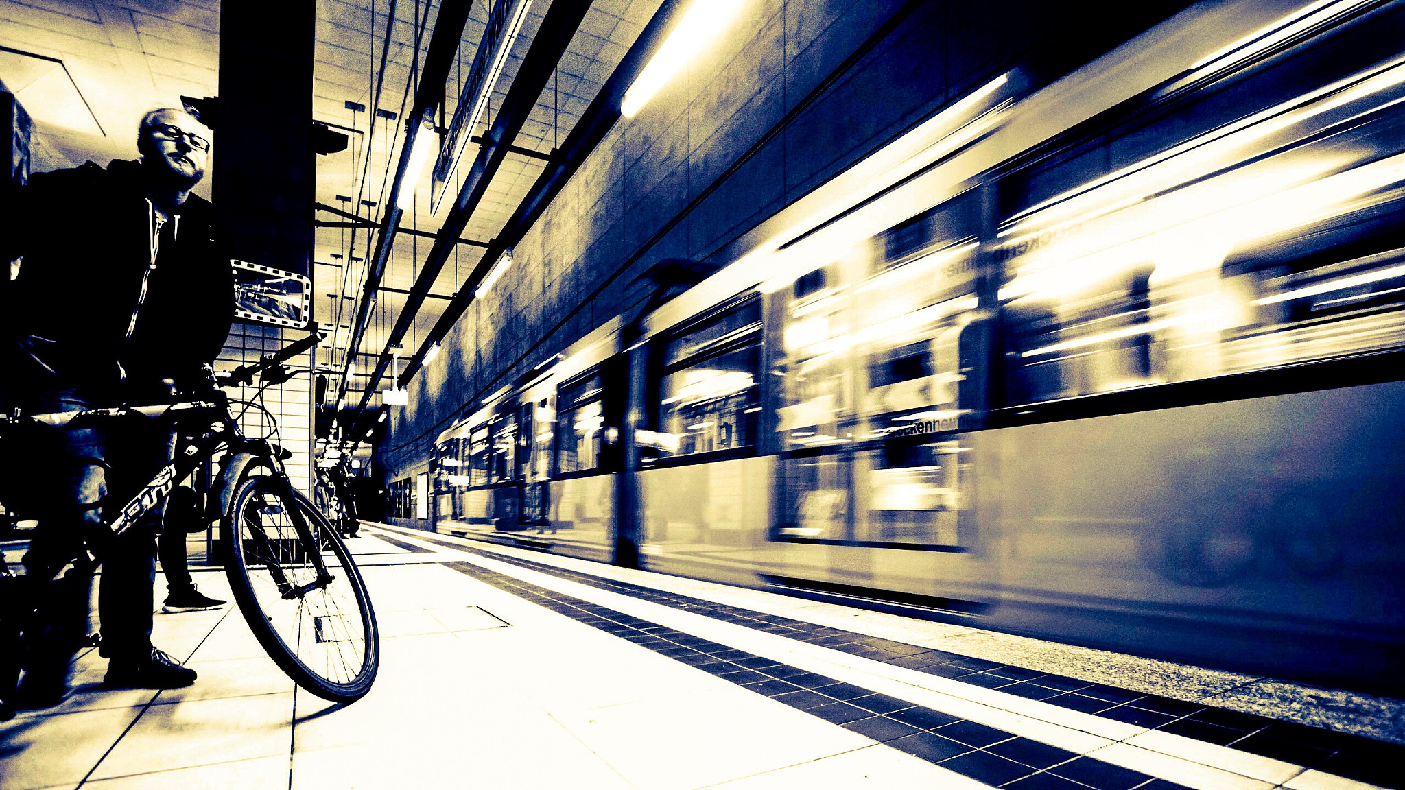 Sony ILCA-77M2 + 10-20mm F3.5 sample photo. Subway photography