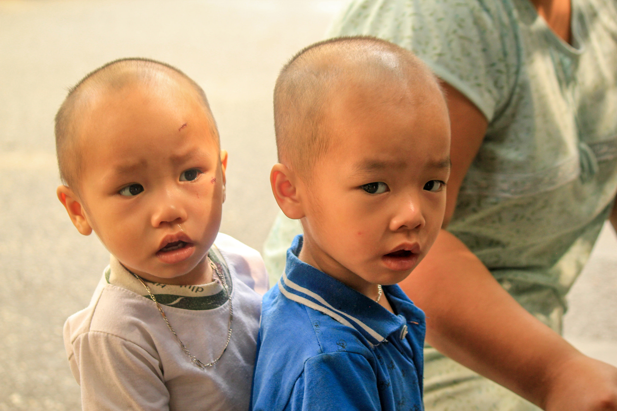 Canon EOS 550D (EOS Rebel T2i / EOS Kiss X4) + Canon EF-S 55-250mm F4-5.6 IS sample photo. Kids in hanoi photography