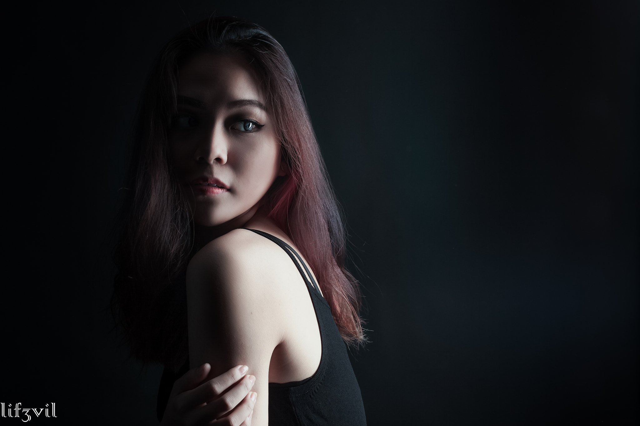 ZEISS Milvus 50mm F1.4 sample photo. Behind her back photography