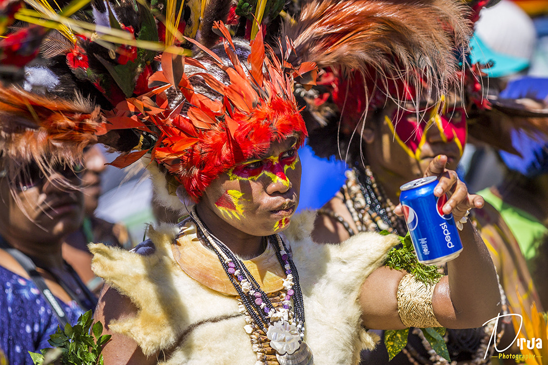 Canon EF 70-200mm F2.8L IS II USM sample photo. Traditional simbu lass enjoying her pepsi photography