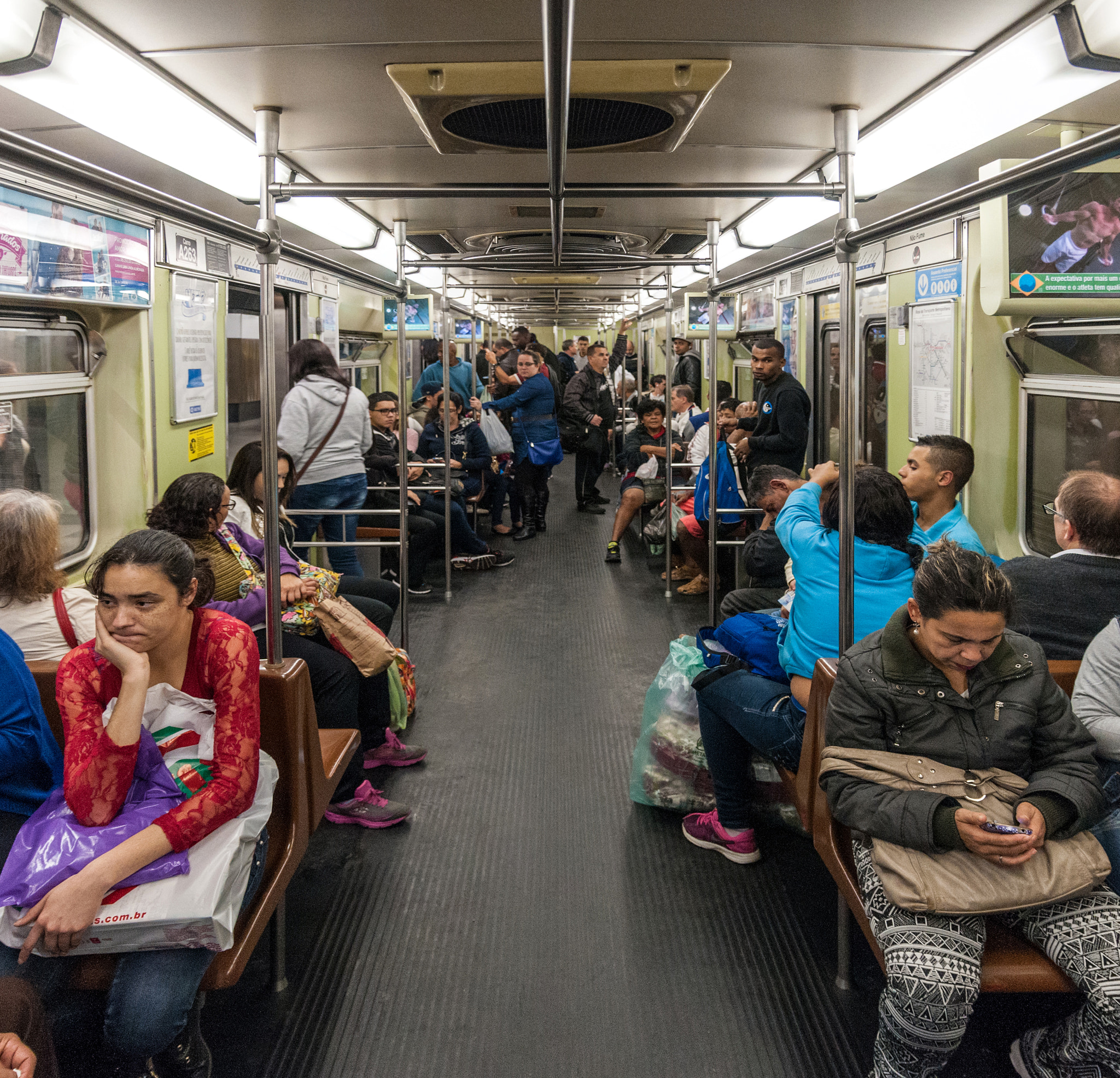 Nikon D300 + Sigma 18-50mm F2.8 EX DC Macro sample photo. Sao paulo metro blue line photography