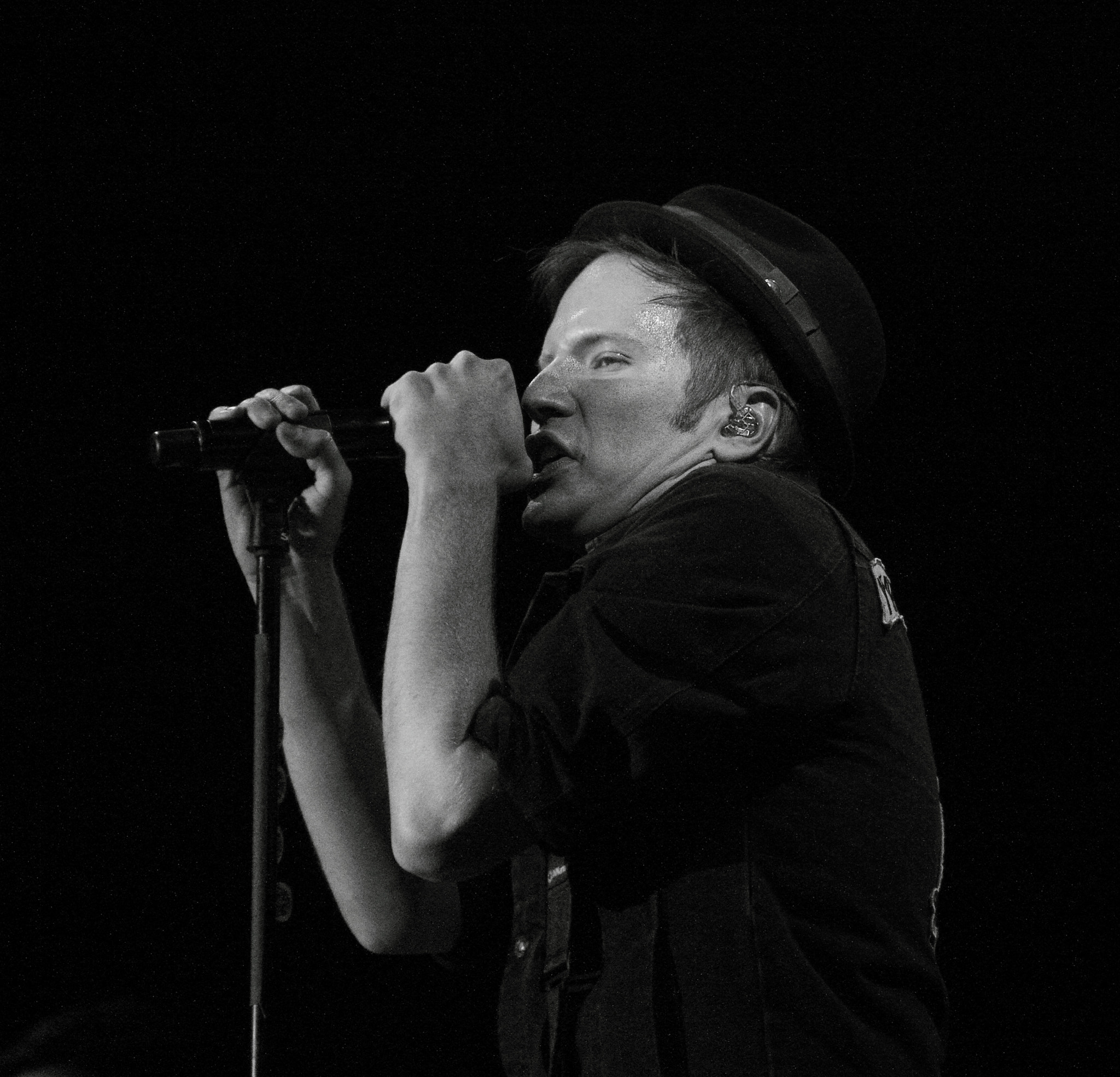 Canon EOS 550D (EOS Rebel T2i / EOS Kiss X4) + Canon EF-S 18-135mm F3.5-5.6 IS sample photo. Patrick stump, fall out boy photography