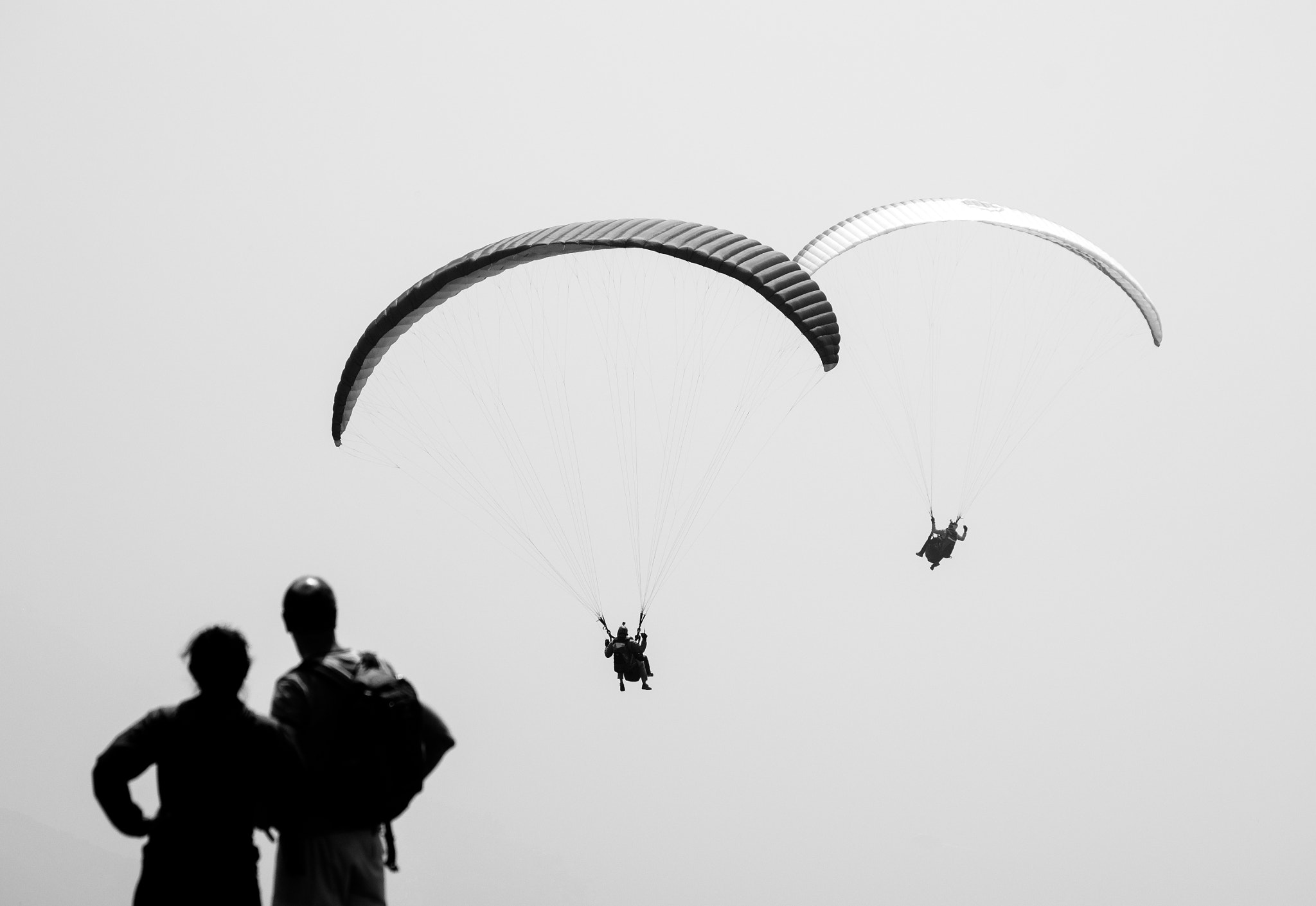 Pentax K-5 IIs + Pentax smc DA 55-300mm F4.0-5.8 ED sample photo. Looking at paragliders photography