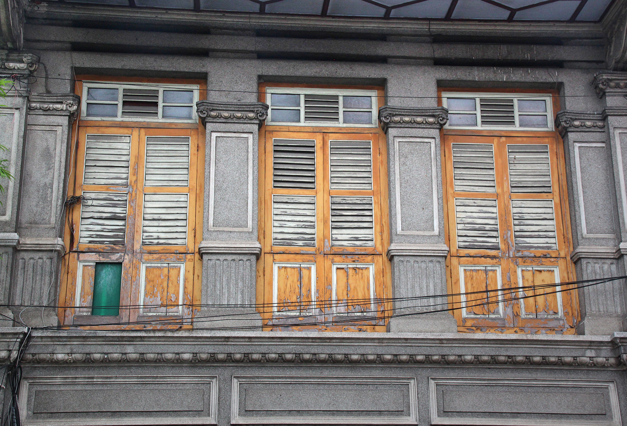 Sigma 18-125mm F3.8-5.6 DC OS HSM sample photo. Yellow window photography