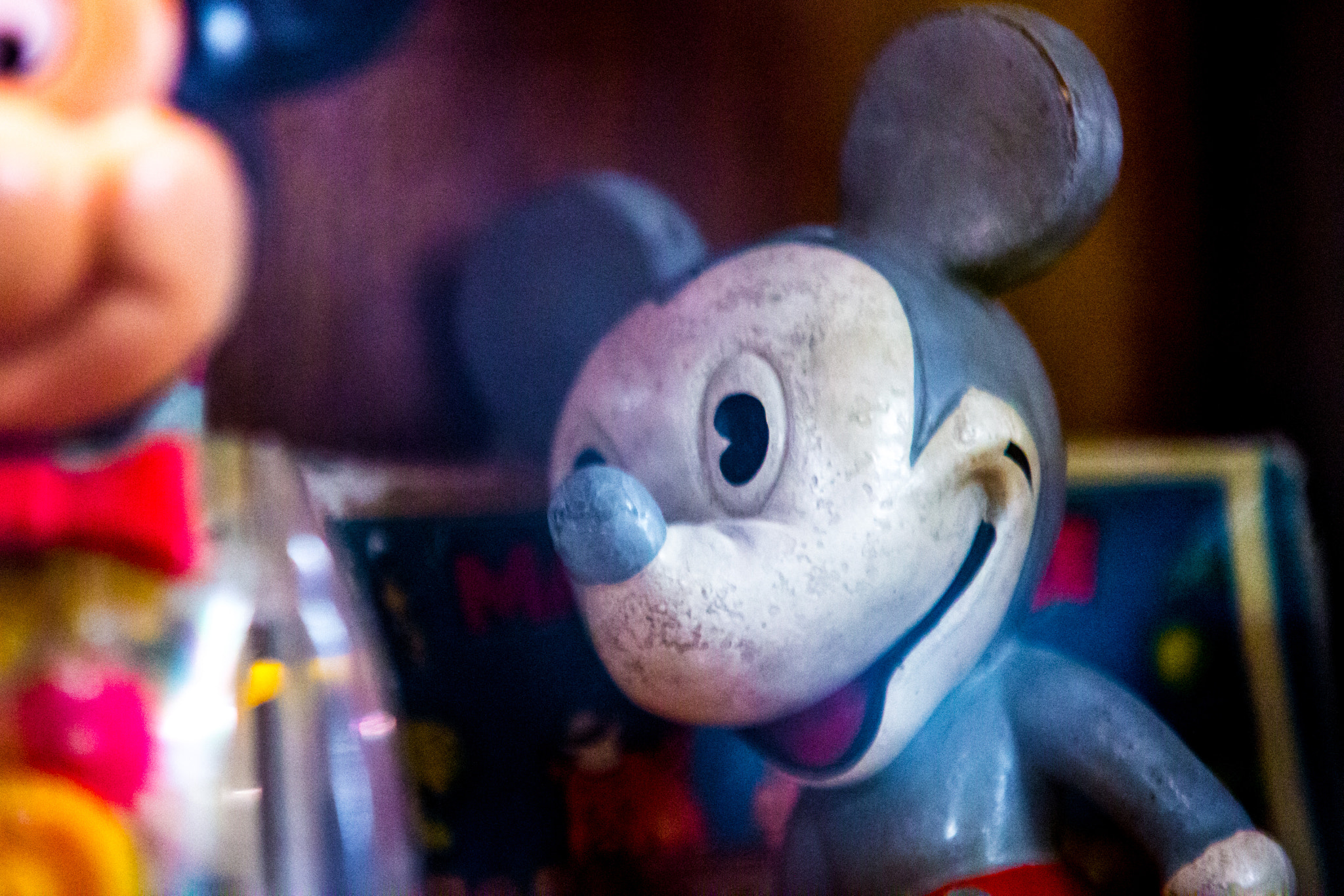 Sigma 70-200mm F2.8 EX DG OS HSM sample photo. The old toy photography