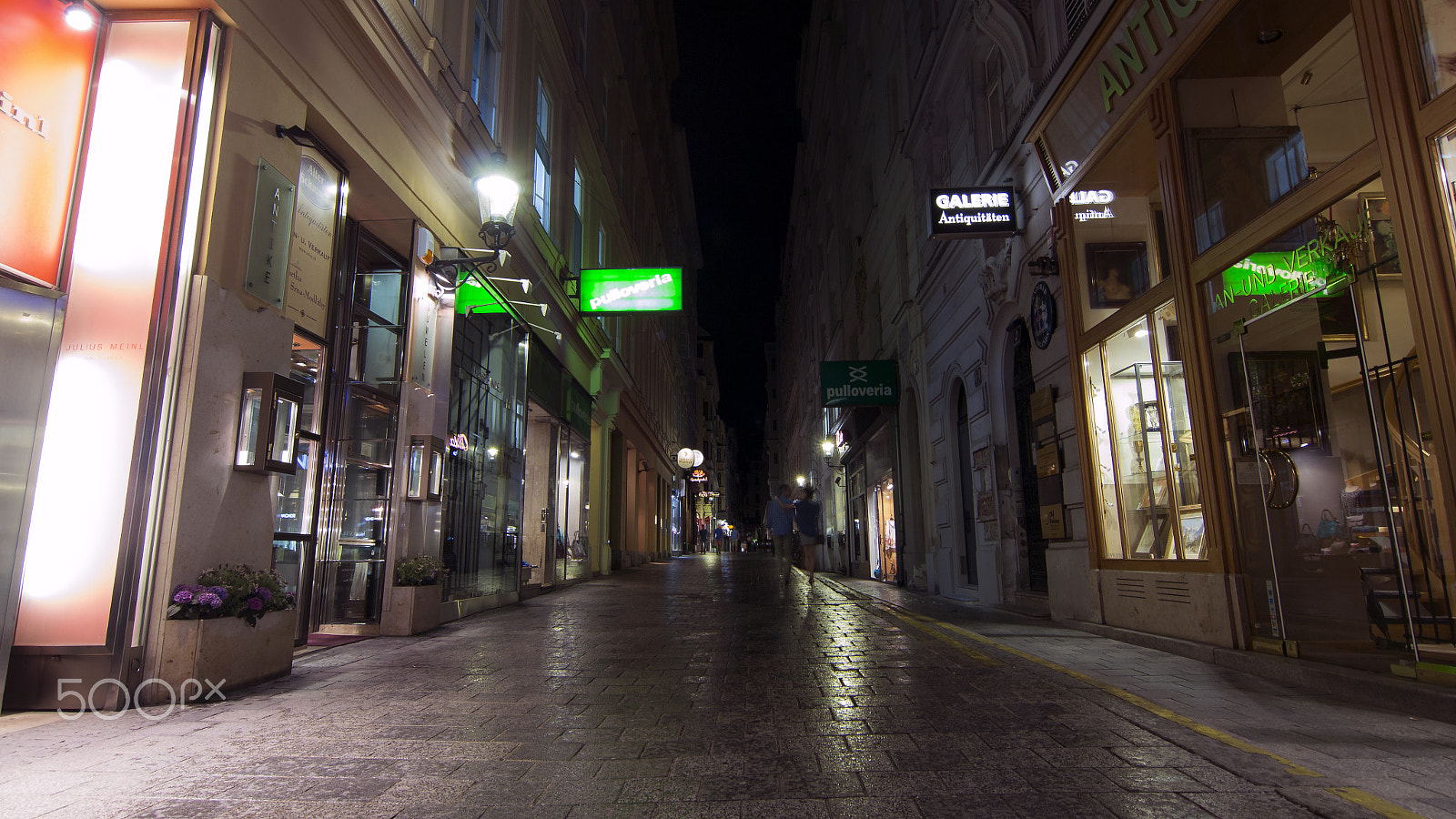 Tokina AT-X 12-28mm F4 Pro DX sample photo. Couple in the streets photography