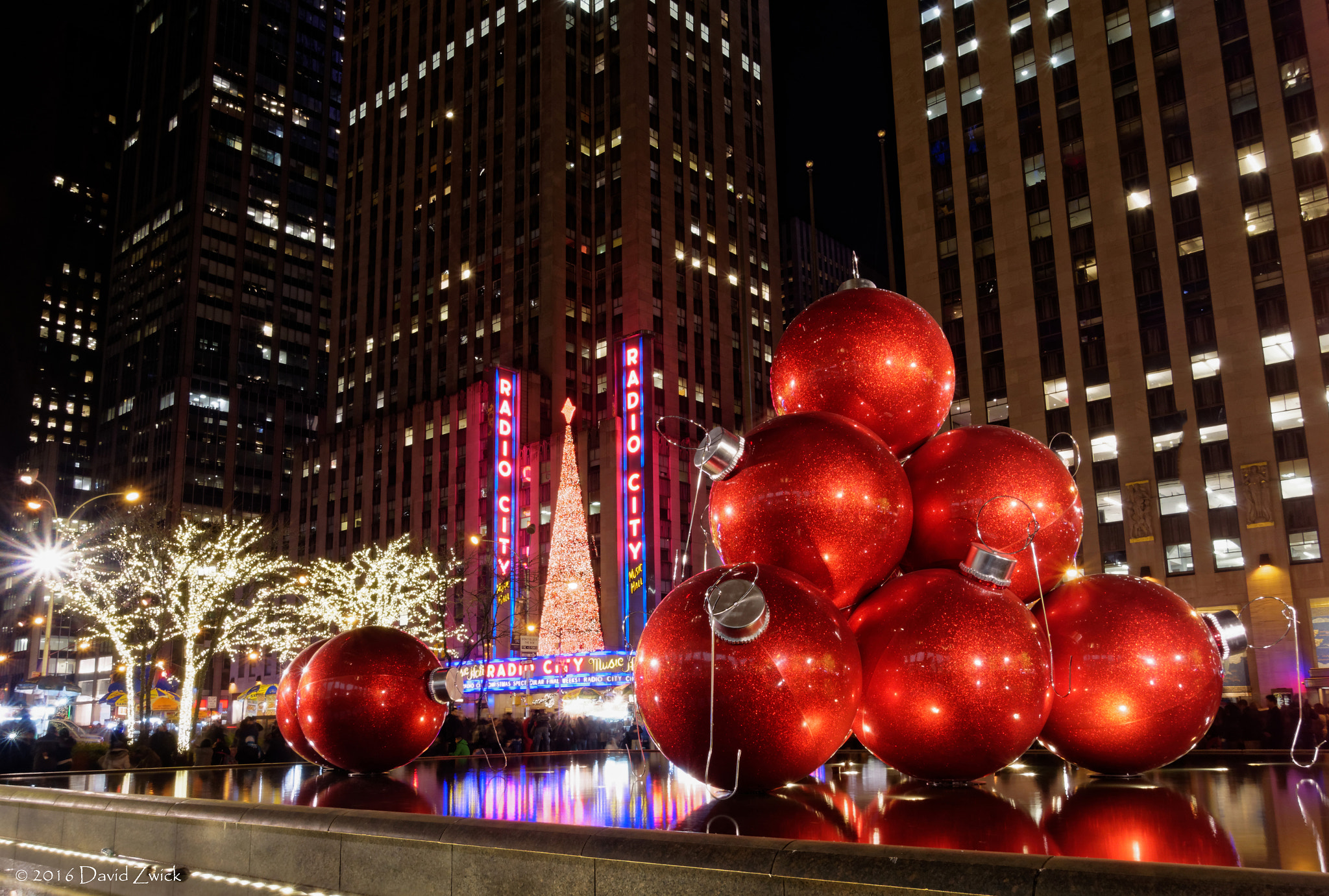 Sony Cyber-shot DSC-RX100 II sample photo. Giant christmas ornaments, manhattan photography