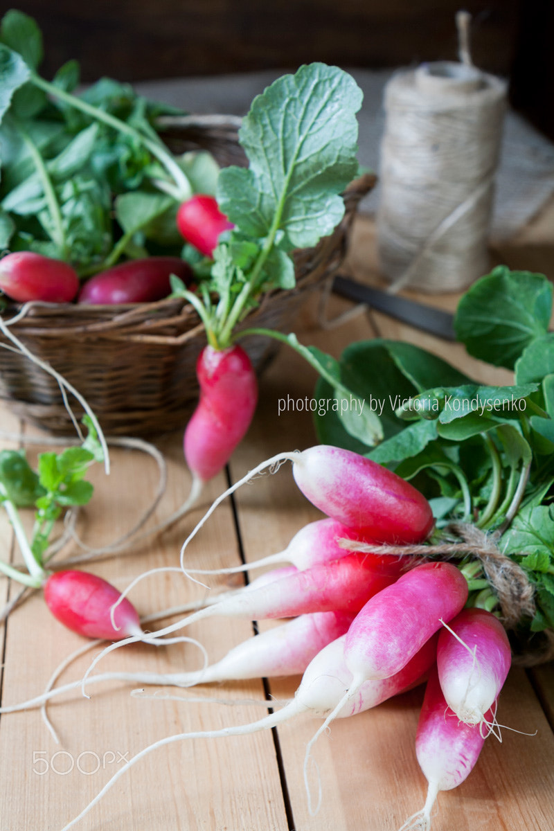 Canon EOS 1000D (EOS Digital Rebel XS / EOS Kiss F) + Canon EF-S 17-55mm F2.8 IS USM sample photo. Bunches of fresh radishes in a wicker basket on a wooden table photography