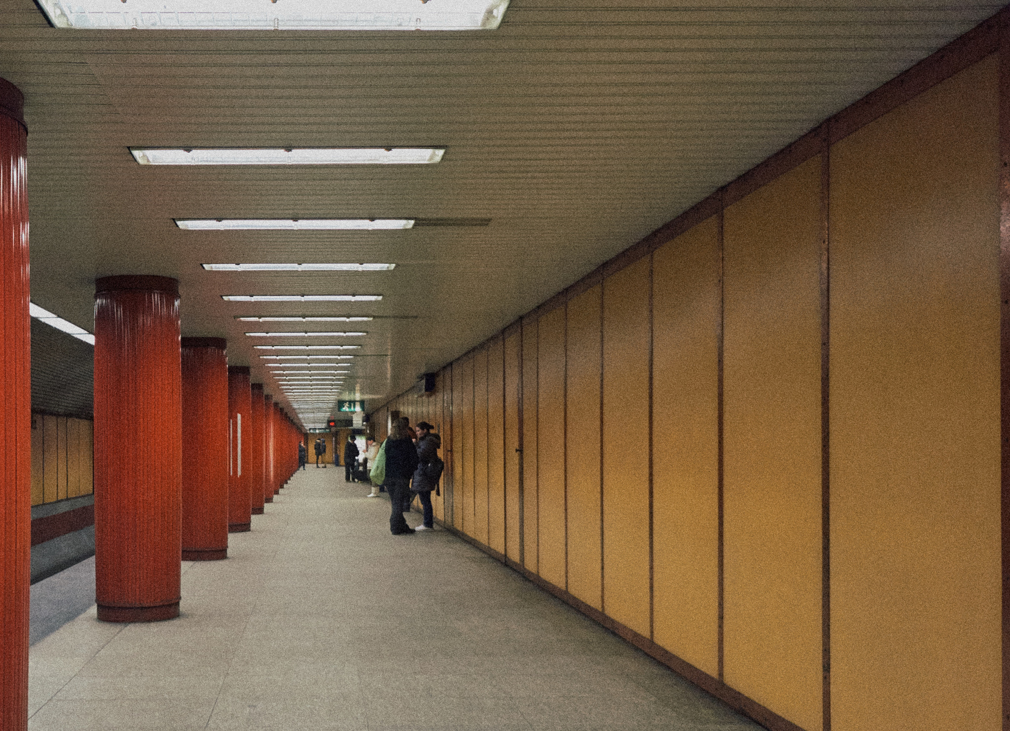 Sony Alpha NEX-5 + Sony E 16mm F2.8 sample photo. Budapest - metro photography