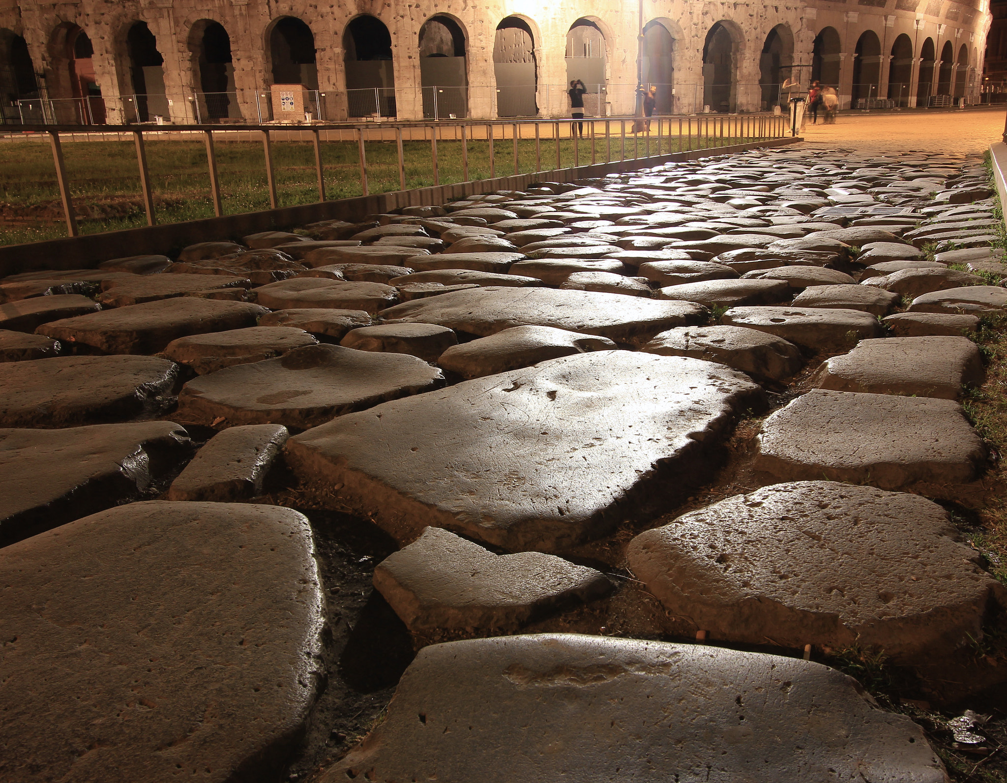 Canon EF-S 10-22mm F3.5-4.5 USM sample photo. Tratto di strada romana,vicino al colosseo photography