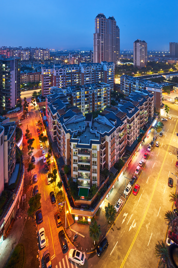 17mm F4 sample photo. City in the evening photography