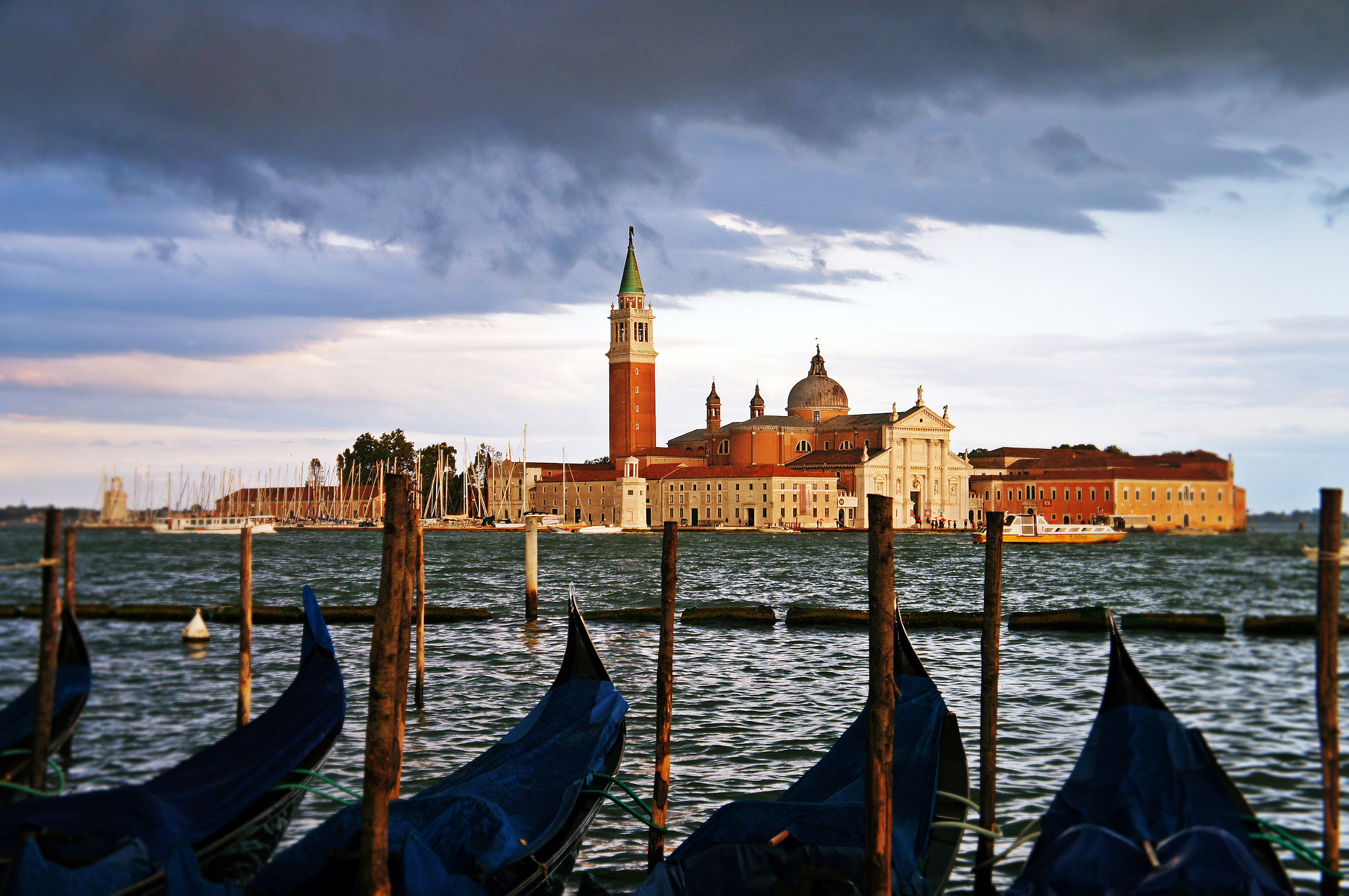 Sony Alpha NEX-C3 sample photo. Venezia at dusk... photography
