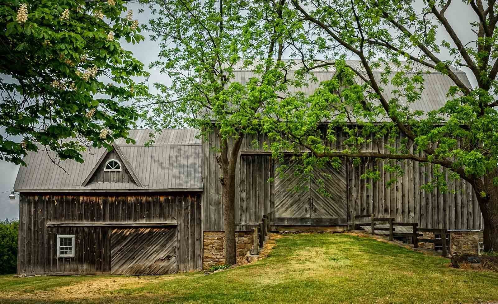Sony Alpha DSLR-A500 sample photo. Road side barn.. photography
