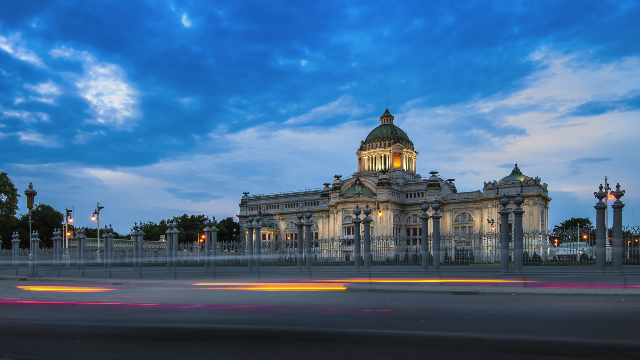 Nikon AF-S Nikkor 16-35mm F4G ED VR sample photo. Bangkok architecture @ ananta samakhom throne hall photography