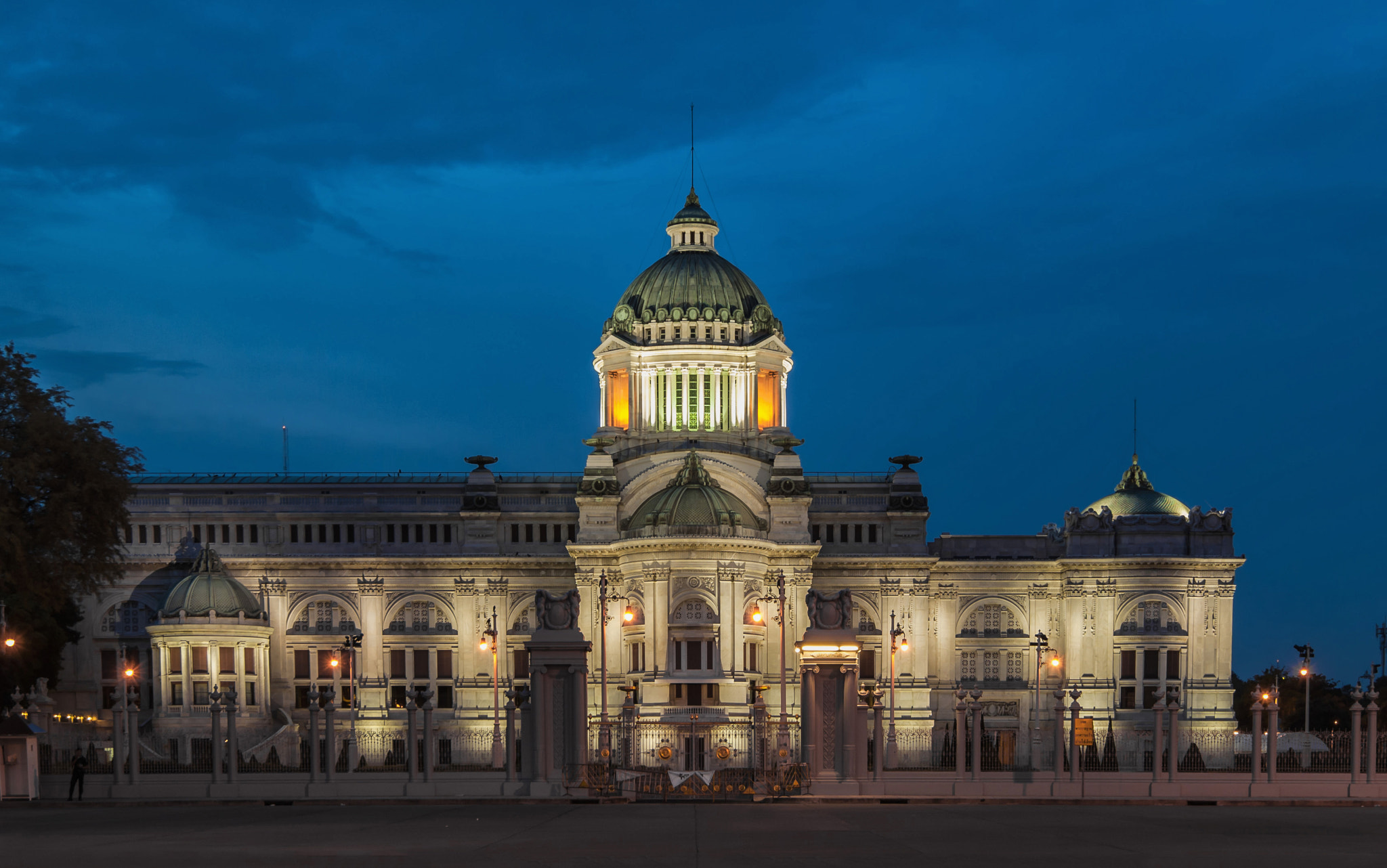 Nikon AF-S Nikkor 16-35mm F4G ED VR sample photo. Bangkok architecture @ ananta samakhom throne hall photography