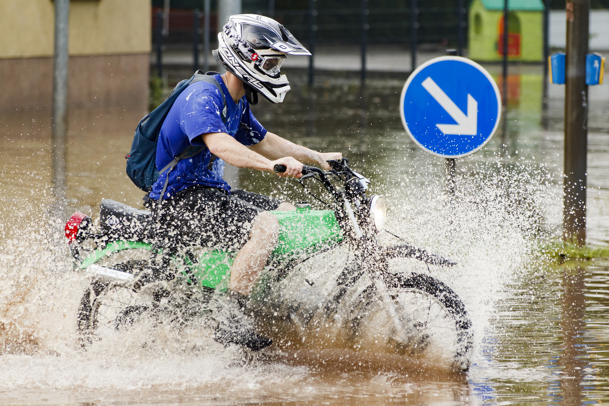 Sigma 70-300mm F4-5.6 APO DG Macro sample photo. Stunts in a flood photography