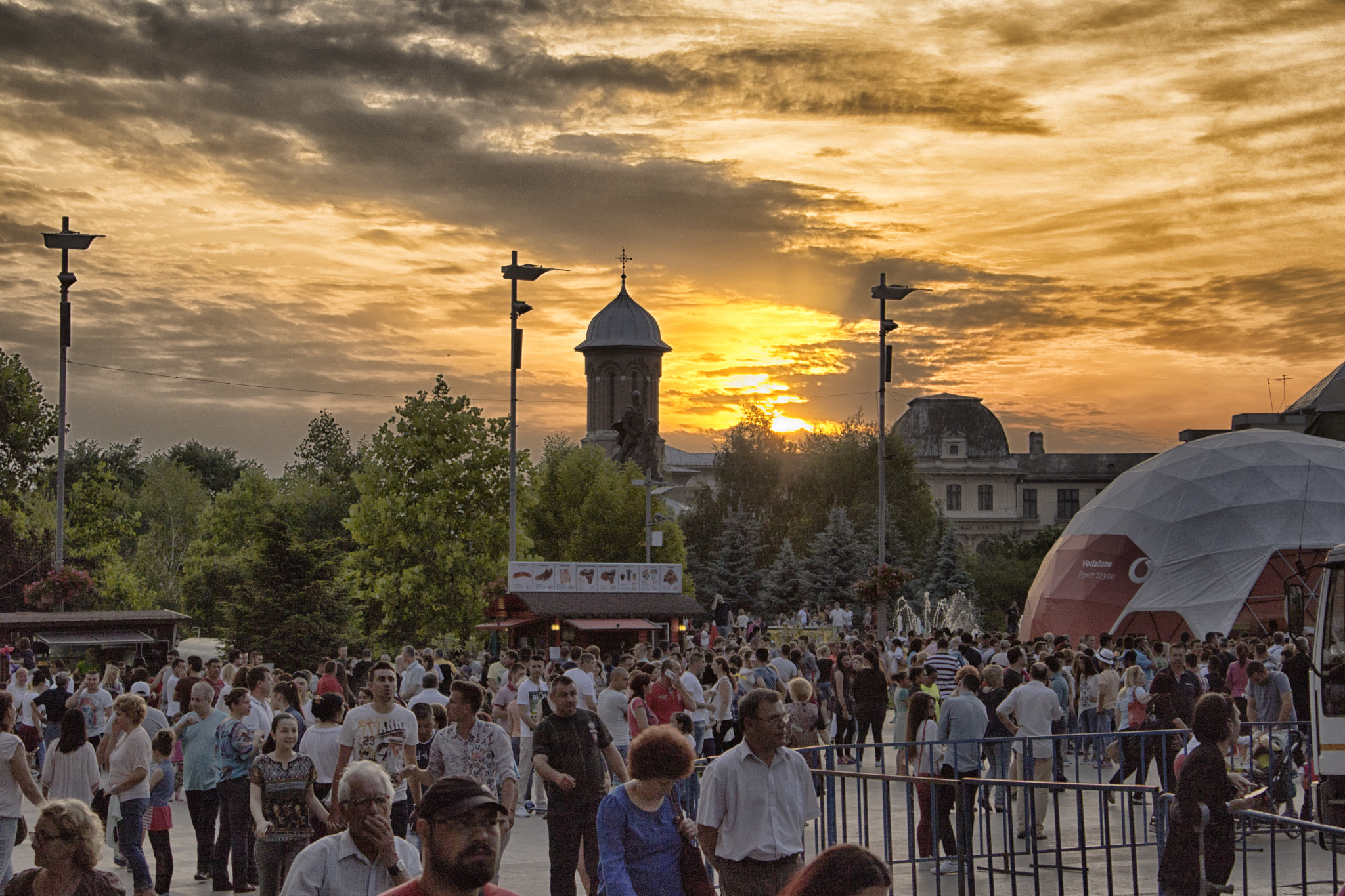 Canon EOS 750D (EOS Rebel T6i / EOS Kiss X8i) sample photo. Sunset in the city photography