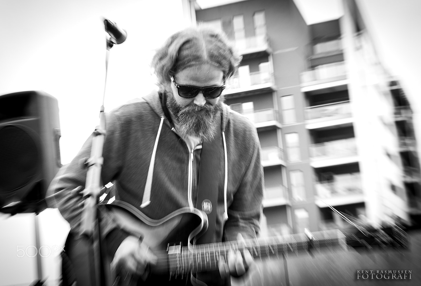 Sony SLT-A77 + 17-50mm F2.8 sample photo. Singer and his guitar photography