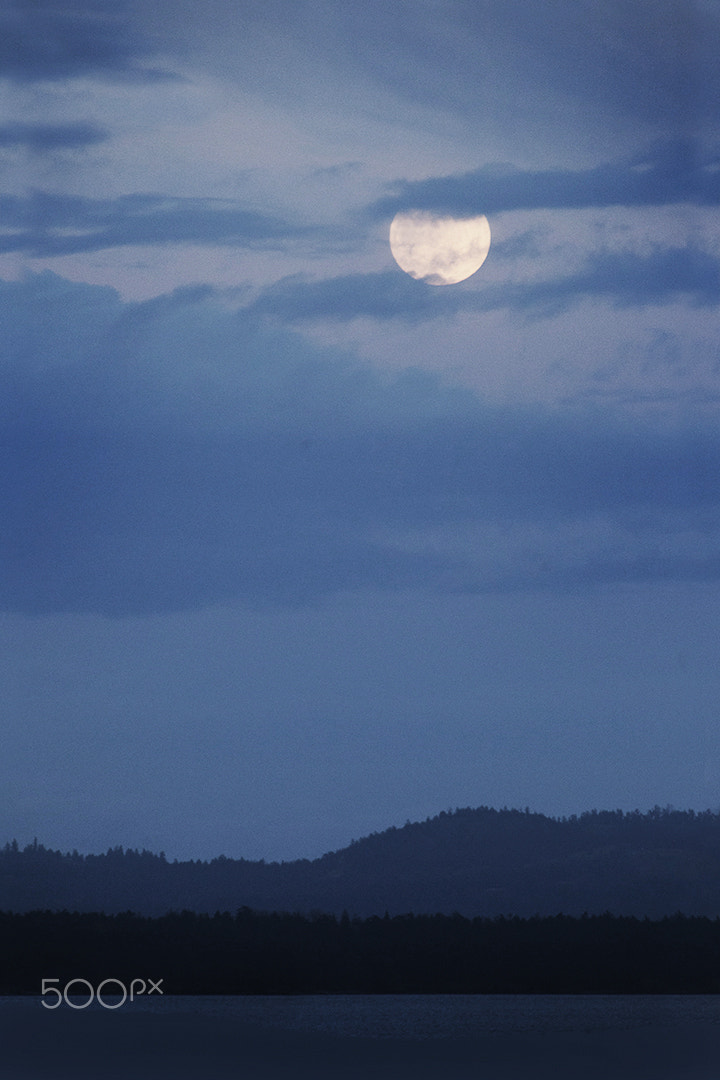 Canon EF 200mm f/2.8L II + 2x sample photo. Peek-a-moon photography