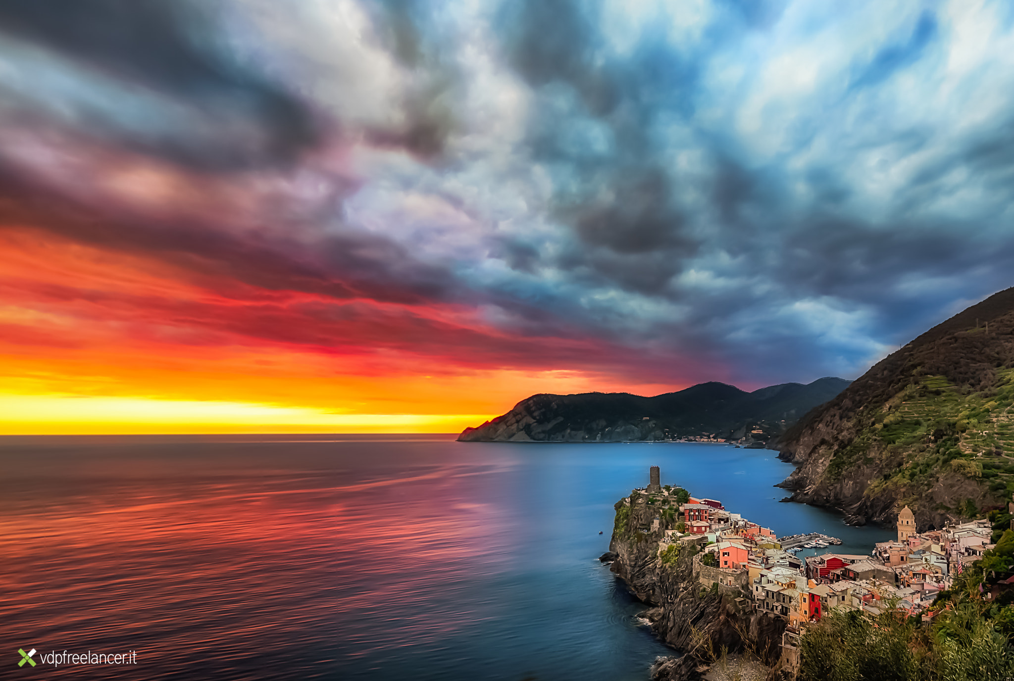 Canon EOS 5DS + Canon TS-E 17mm F4L Tilt-Shift sample photo. Sunset in vernazza photography