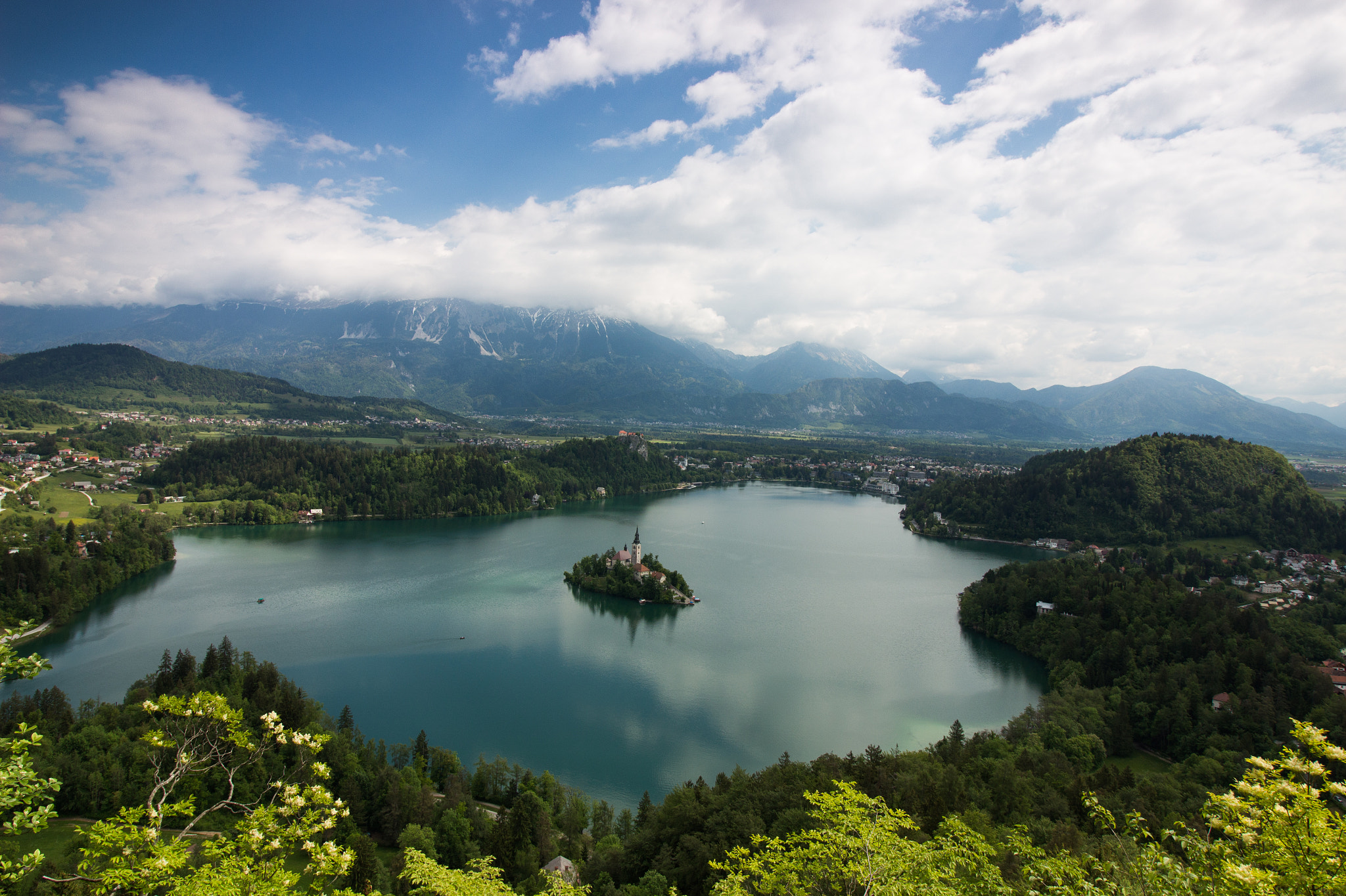 Canon EOS 100D (EOS Rebel SL1 / EOS Kiss X7) + Canon EF-S 10-18mm F4.5–5.6 IS STM sample photo. Lake bled from up high photography