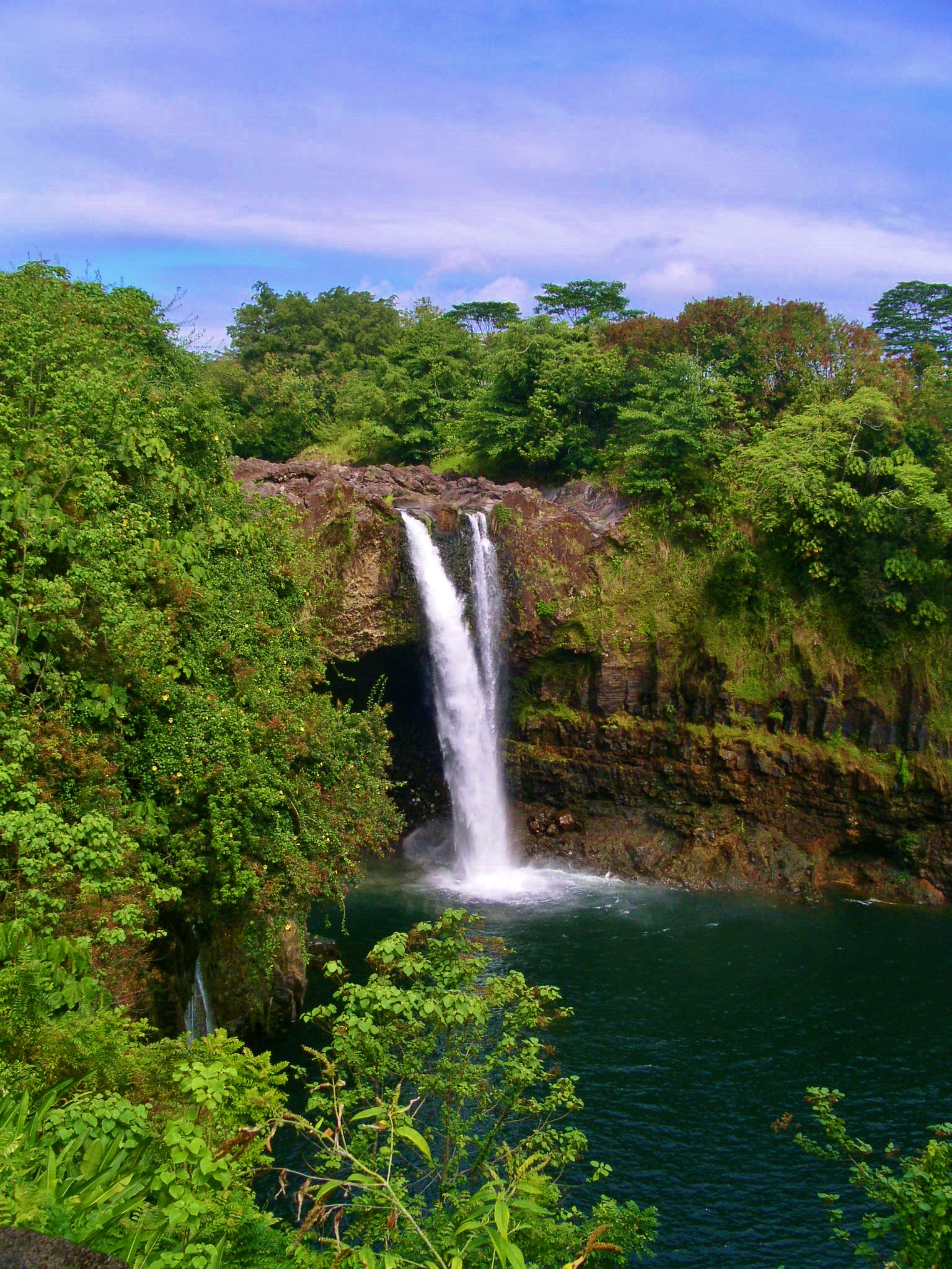 KONICA MINOLTA DiMAGE F300 sample photo. Waiānuenue falls, hawaii photography
