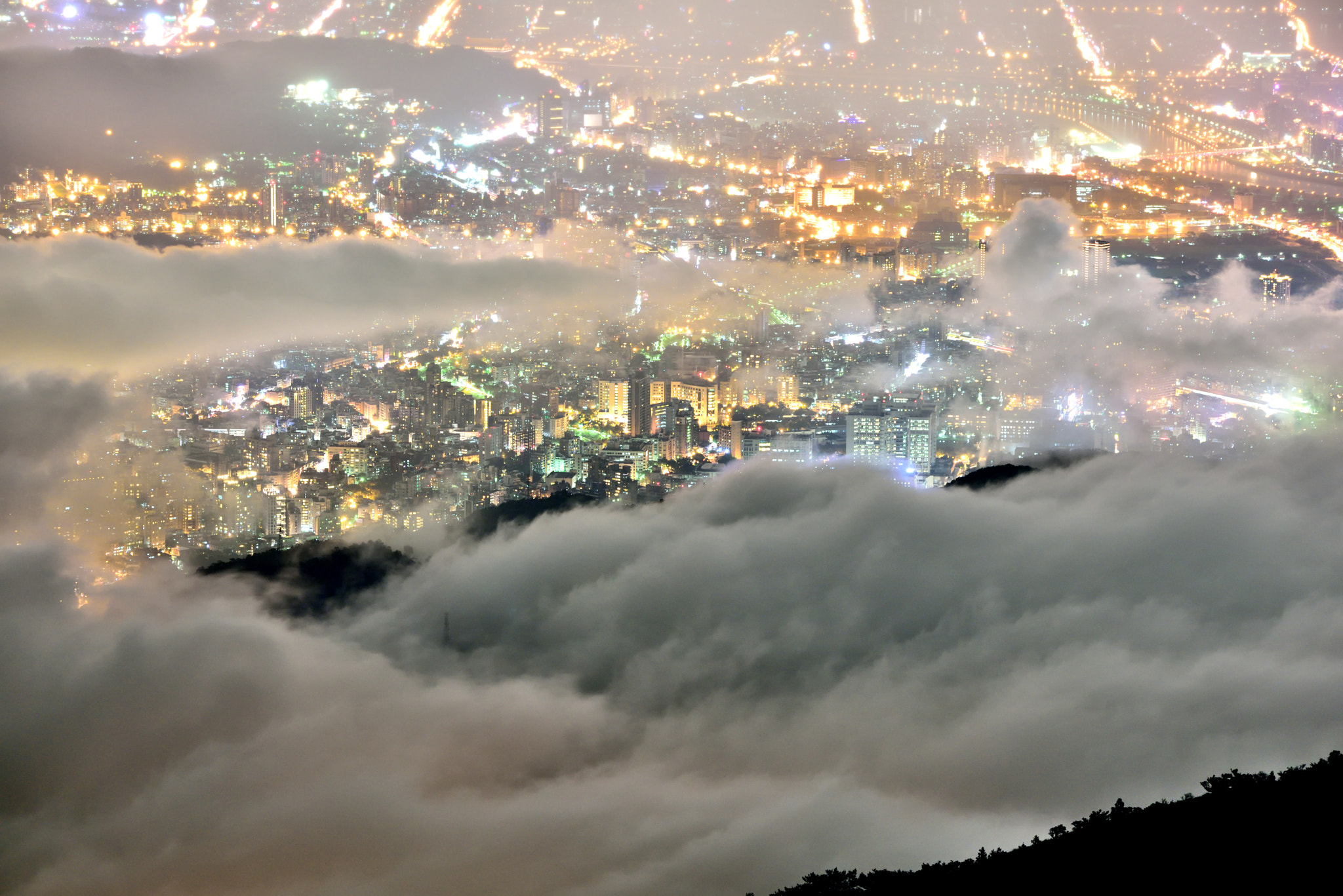 Tamron SP 70-200mm F2.8 Di VC USD sample photo. Cloud city of taipei photography