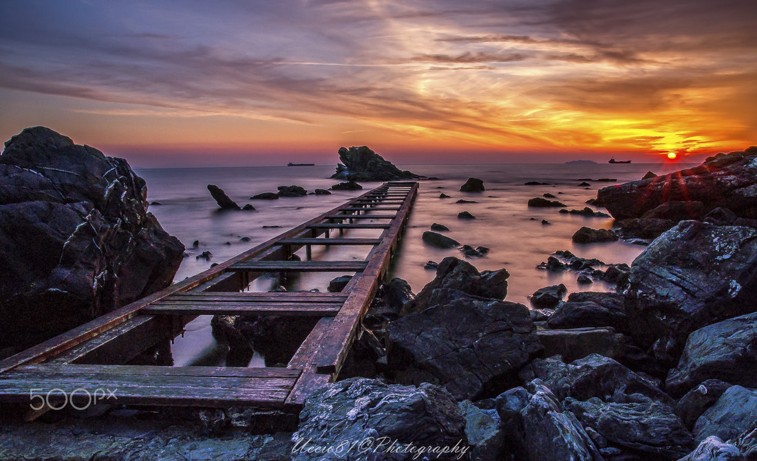 Sony Alpha DSLR-A580 + Tamron SP 24-70mm F2.8 Di VC USD sample photo. Sunset at the dock photography