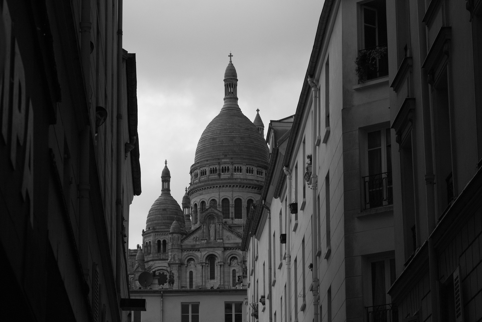 Canon EOS 100D (EOS Rebel SL1 / EOS Kiss X7) + Canon EF 24-70mm F2.8L USM sample photo. Sacre coeur photography