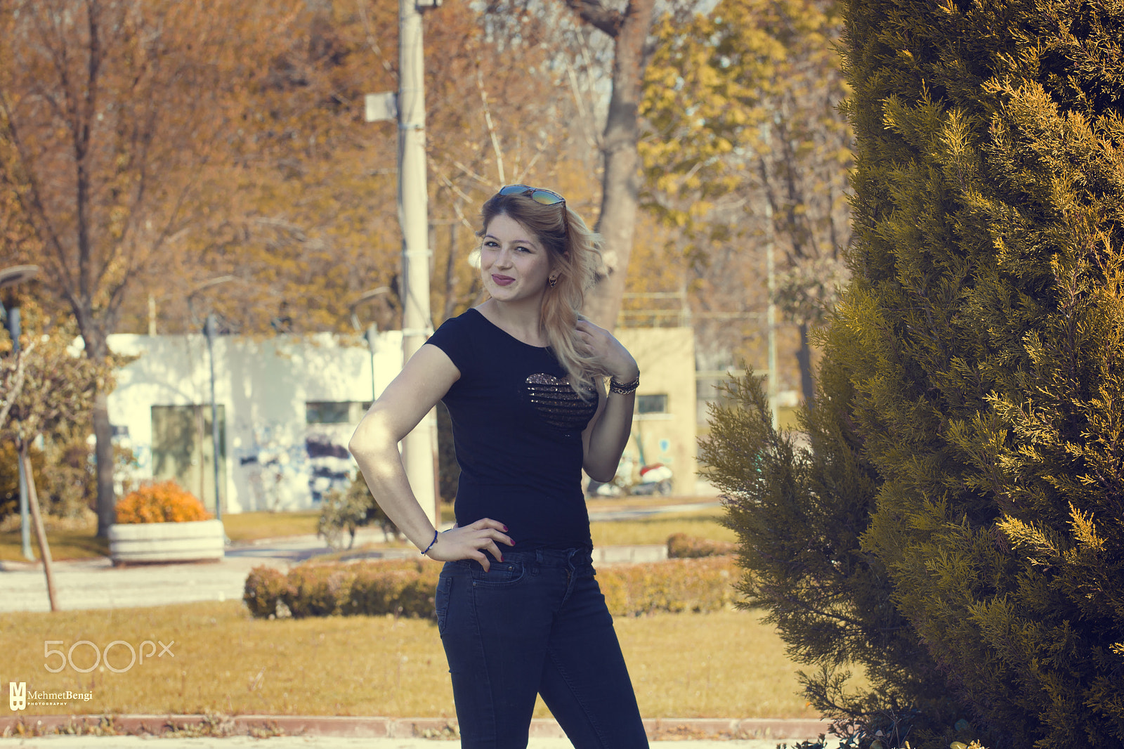 Canon EOS 1000D (EOS Digital Rebel XS / EOS Kiss F) + Canon EF 85mm F1.8 USM sample photo. Park İçinden... photography