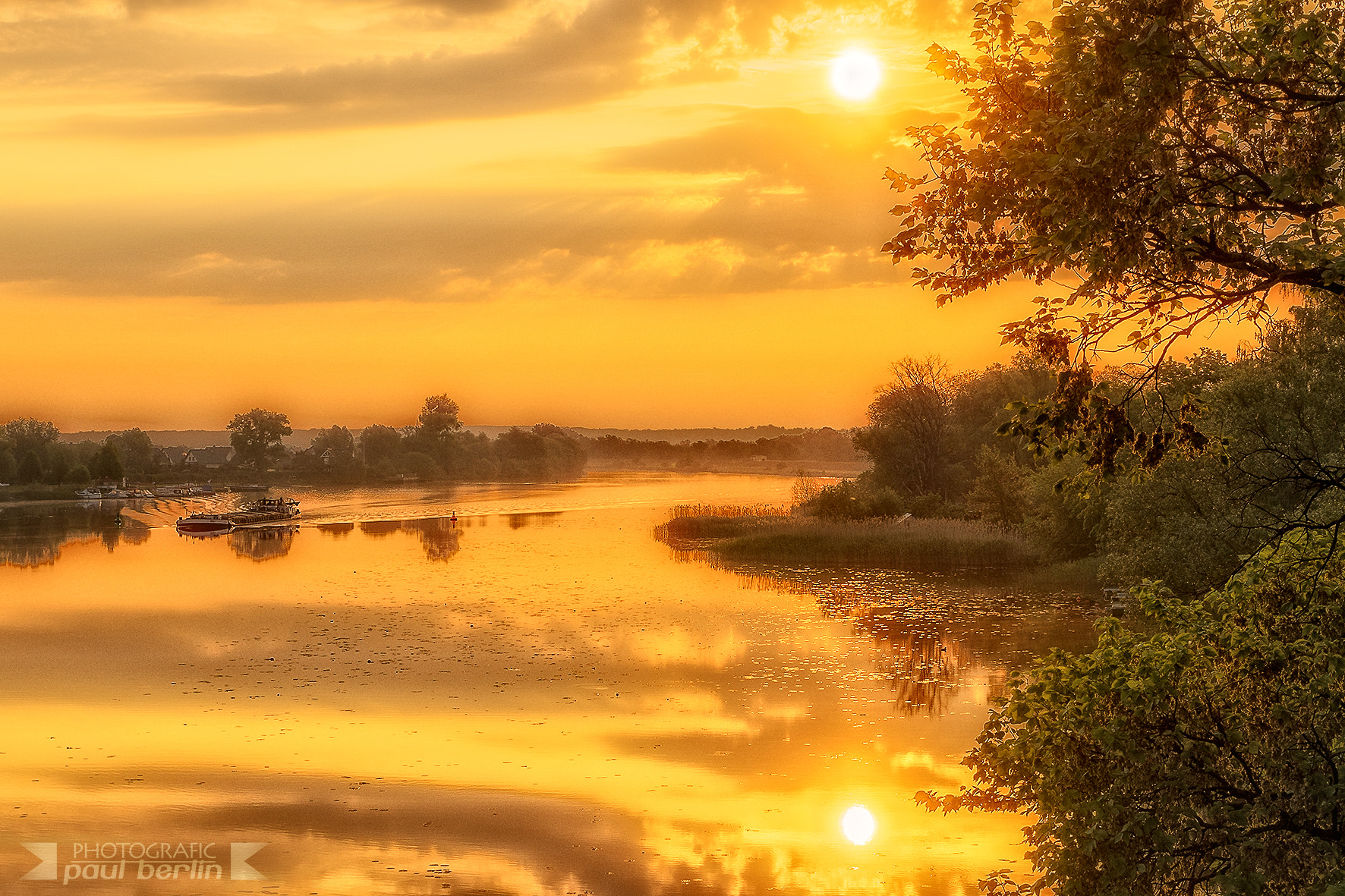 Sony E 18-200mm F3.5-6.3 OSS sample photo. Ship on the river oder photography