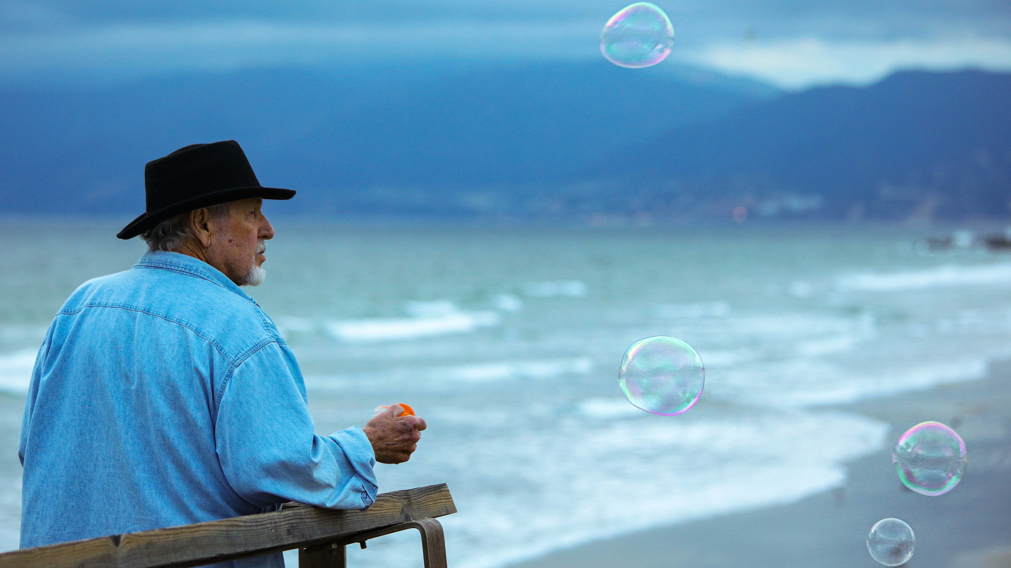Canon EOS 5DS + Canon EF 70-300mm F4-5.6 IS USM sample photo. Venice bubble man photography