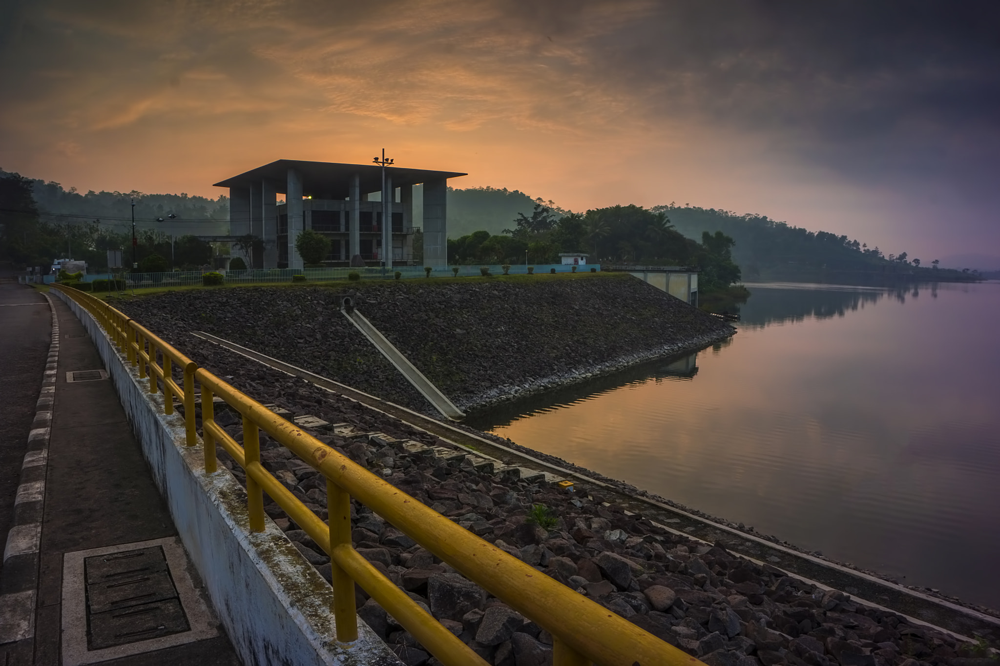 Sony E 16-50mm F3.5-5.6 PZ OSS sample photo. Sunrise on a dam photography