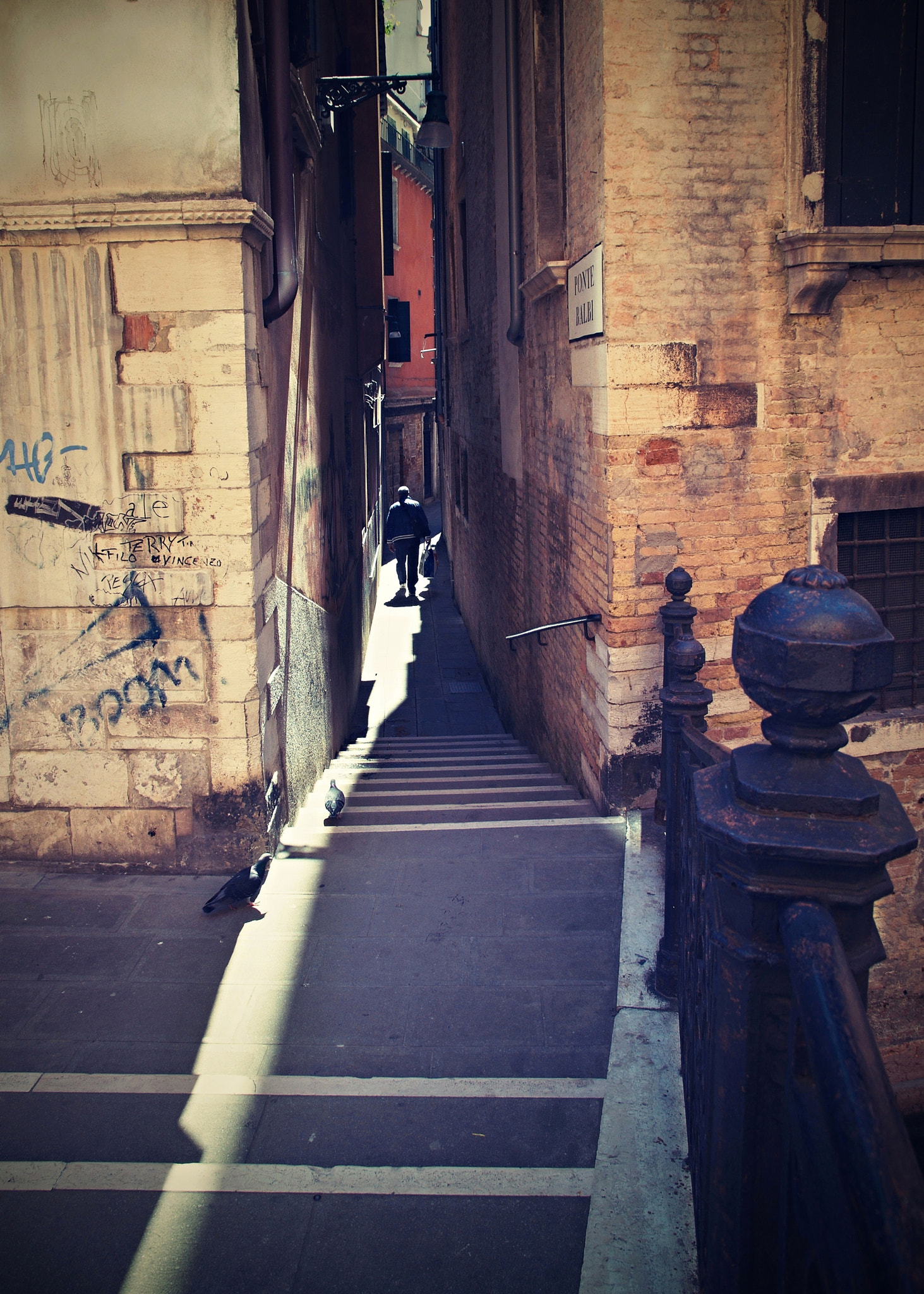 16.00 - 85.00 mm f/3.5 - 5.6 sample photo. I am a venetian photography