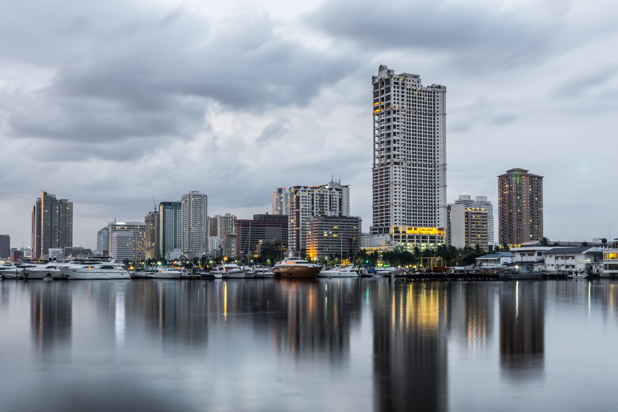 Sony a6000 + Sony FE 28-70mm F3.5-5.6 OSS sample photo. Manila skylines photography
