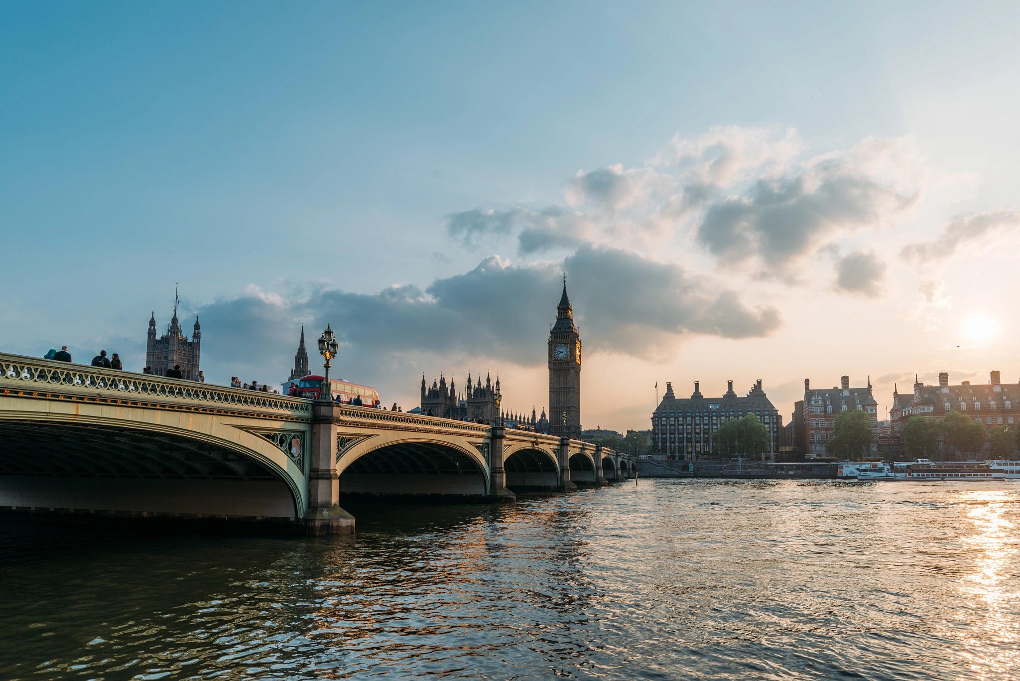 Nikon AF-S Nikkor 18-35mm F3.5-4.5G ED sample photo. London looking good. photography