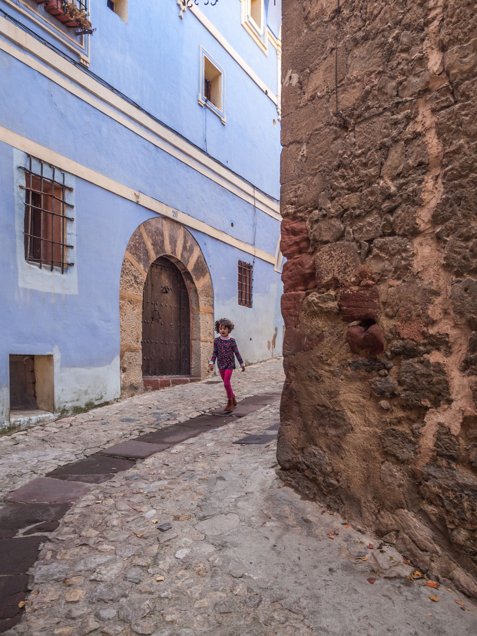 Olympus E-30 + Olympus Zuiko Digital 14-54mm F2.8-3.5 II sample photo. Niña jugando en la calle/girl playing around photography