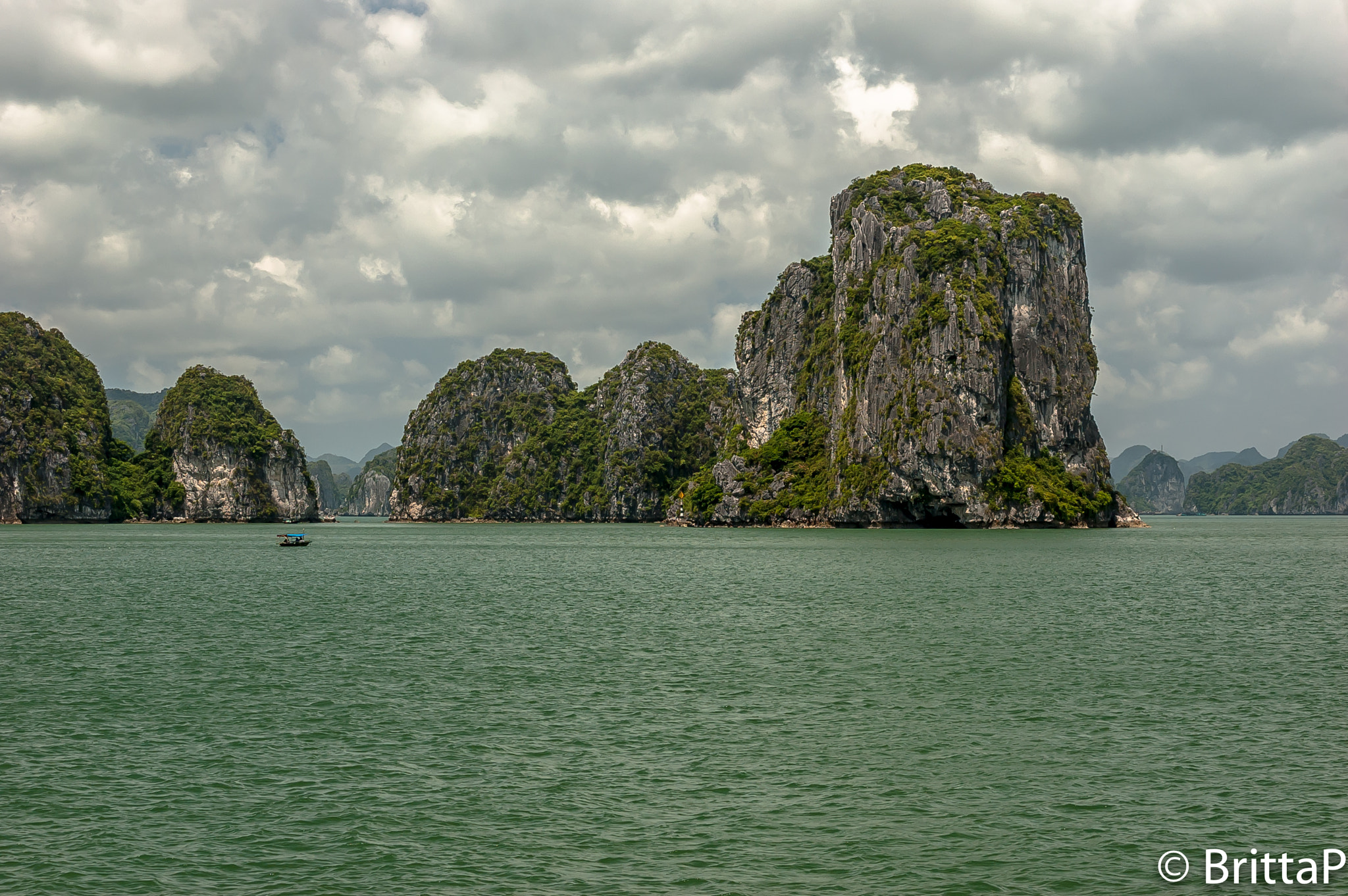 Nikon D70s + Sigma 50-150mm F2.8 EX APO DC HSM II sample photo. Halong bay photography