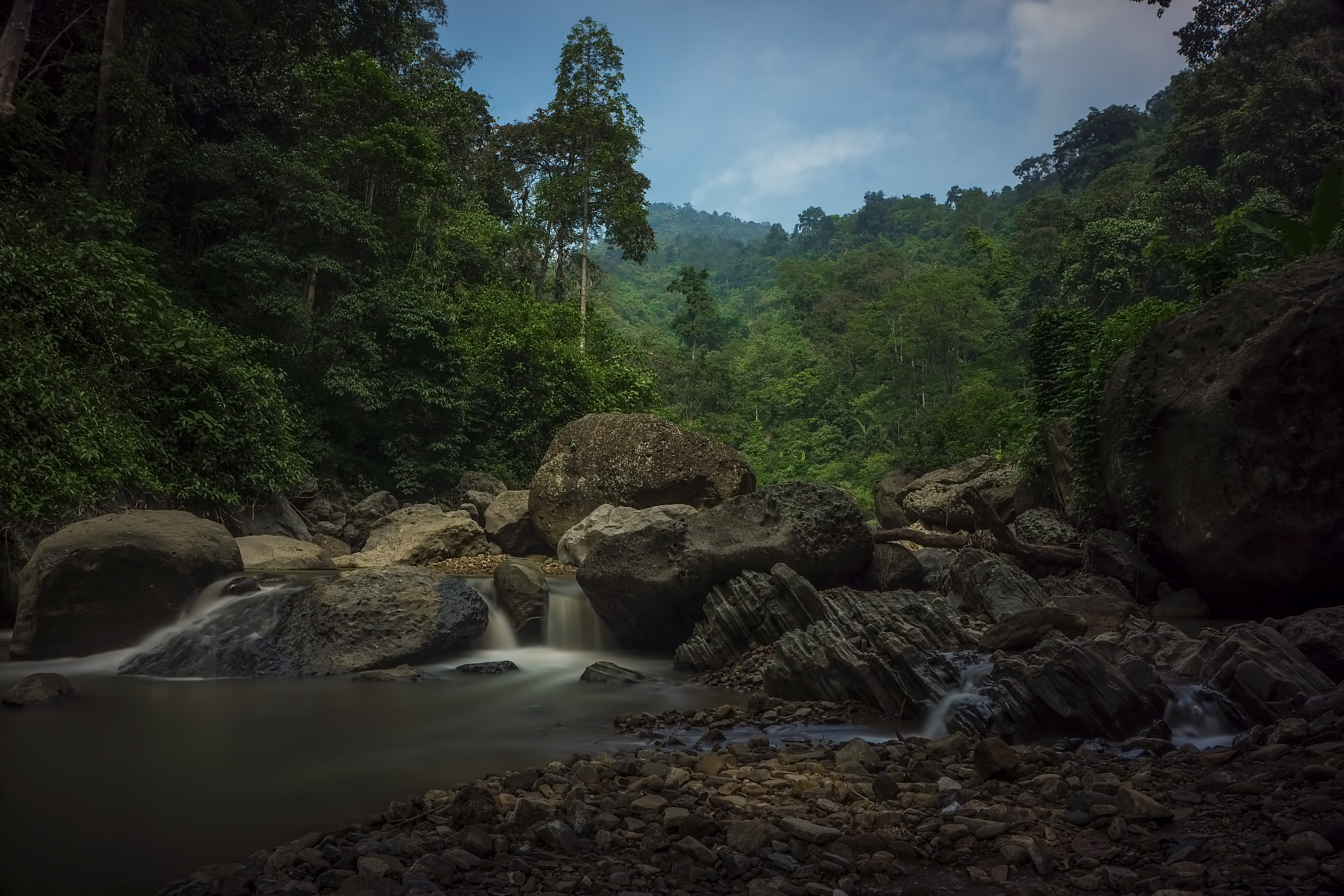Sony Alpha NEX-7 + Sony E 16-50mm F3.5-5.6 PZ OSS sample photo. River stone formation photography